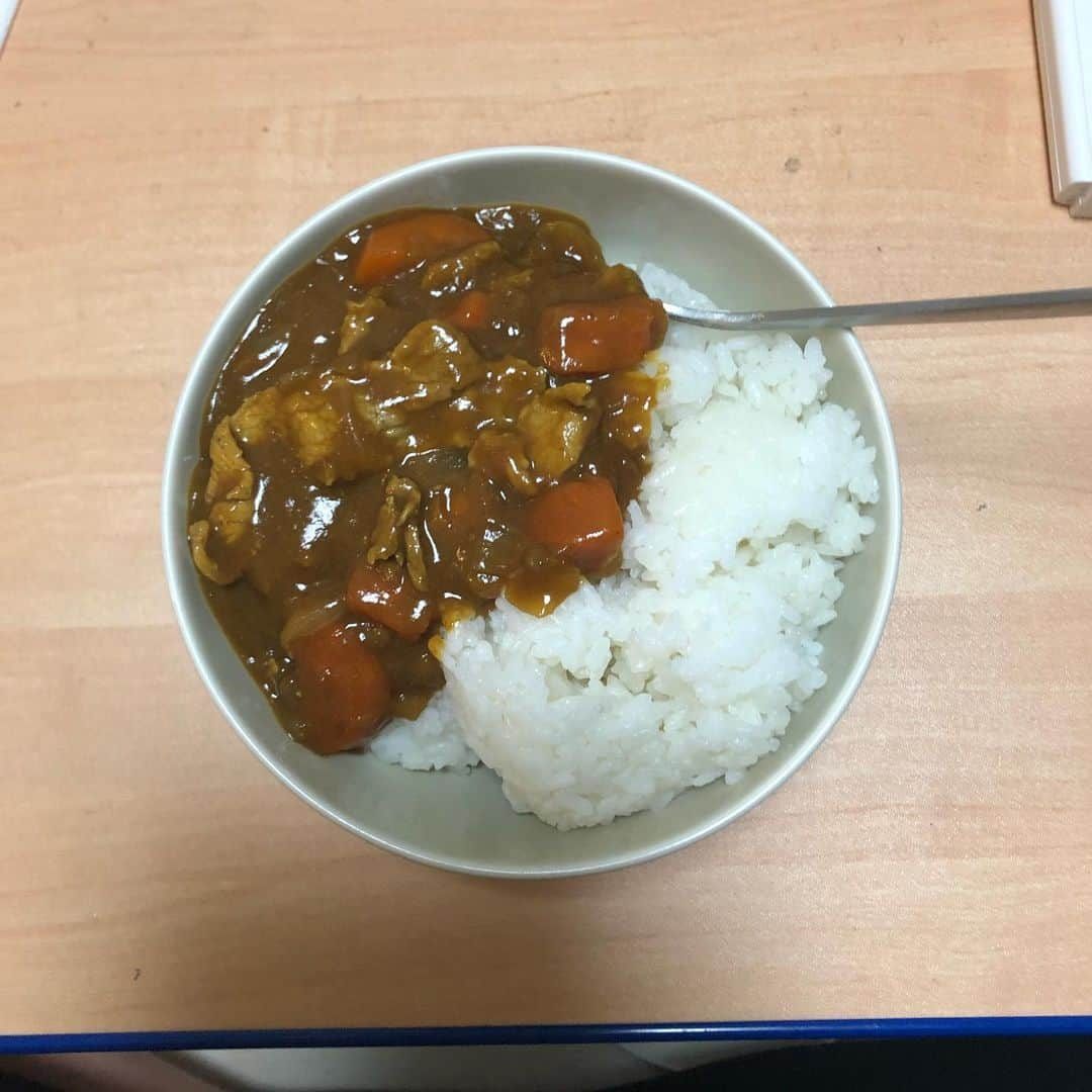 ヒューマン中村さんのインスタグラム写真 - (ヒューマン中村Instagram)「3日連続カレーを作りました。  初日は、見た目と匂いはカレーだったけど、味は薄かった、通称「外見だけの奴」または、「走らん新幹線」カレー  2日目は、味見の段階ではカレーだったけど、いざご飯にかけてカレーライスにしたら、味が薄くなる、通称「面接の時だけ態度良くて、いざ現場に立たせたらなさ全然仕事できん奴」カレーまたの名を「返事だけ良いやつ」カレー。  そして、今日は3度目の正直で、今までで一番マシでした。  ツイキャス で配信しながら、聴いてる人にアドバイスもらって作ったので、ツイキャス 聴いてくれてた人のおかげです。 ありがとうございました。  カレー、さらに美味しく出来るようにまたチャレンジします🍛  #ヒューマン中村  #自炊 #カレー #下積み長ない？」5月6日 0時38分 - humannakamura