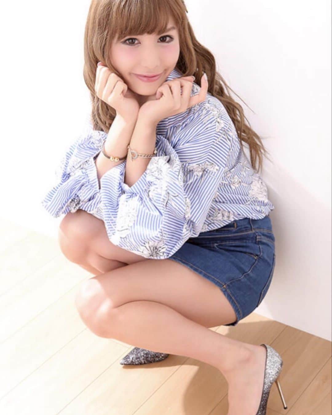 橘芹那さんのインスタグラム写真 - (橘芹那Instagram)「#グラビア #被写体 #モデル #高身長 #足スタグラム #美脚﻿ ﻿ 爽やかな感じの🍃🍃🍃﻿ 新しい夏服が欲しくなる今日この頃🛒🛍💓﻿ ﻿ 3年前ぐらいので足めっちゃ細い🤭﻿ 夏限定で髪の毛明るくしたくなる🌞﻿ ・﻿ ・﻿ #shooting📷 #model #ootd #summer #fashiongram #fashionista #love #lgbt #lgbtq #trans #transwoman #ladyboy #beauty #cute #tokyo #japanesegirl #me #instagood #instalove #goodday #likeforlikes #likelike #likeit」5月6日 0時34分 - serinyangram