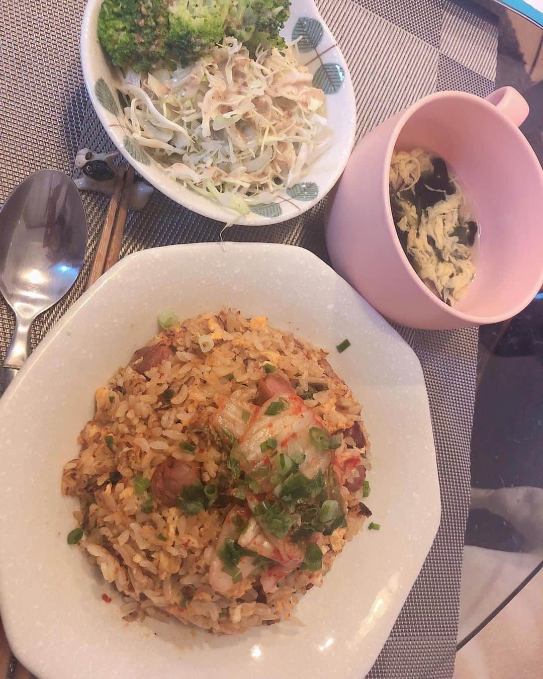渡瀬茜さんのインスタグラム写真 - (渡瀬茜Instagram)「チャーハンっパパッと時間掛けずに作れるからいいけどコンロが汚れるよね😅 いつもごはんちょっとこぼれるからやっと片付け終わってからのインスタですよ(´ｰ｀) ストーリーで言ってたキムチチャーハン大盛りw こう持つとすごい量でしょwちなみに玉ねぎきらしてたからもやしとメンマみじん切りして代用したら結構美味しかったで是非っ😆 ラーメンただ食べるというストーリー意外に好評だったので今度はただチャーハンをむさぼりつく動画も一緒に載せといたよw 眉毛が消えかけているのはナイショね🤫笑❤️完食❤️ ----------------------------------------------------- #キムチチャーハン#こんな時間に#遅いばんごはん #ただチャーハンを食べる動画#残りものごはん #10分以内でできるご飯 #結構大食い女です笑笑」5月6日 0時35分 - wataseakane1