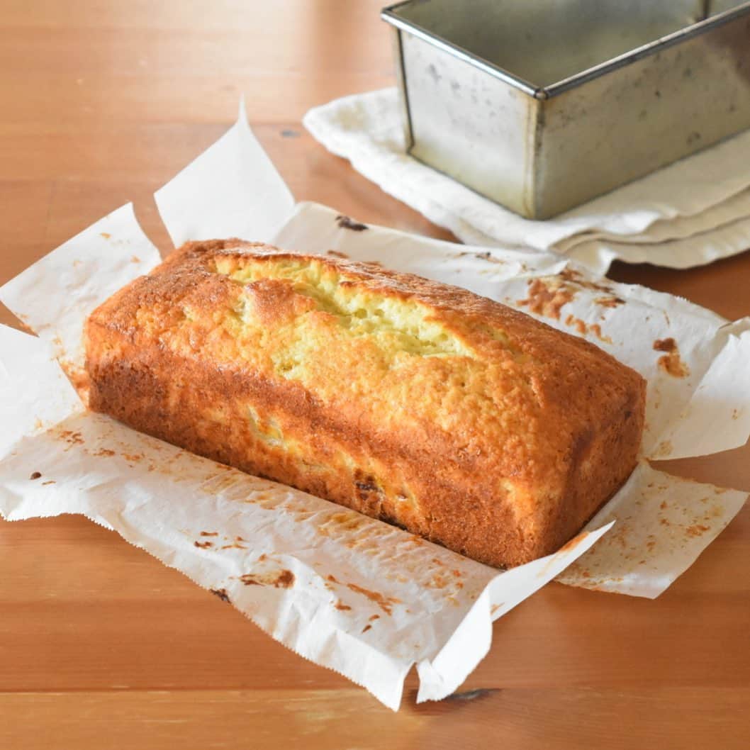 山崎佳のインスタグラム：「今日はバナナケーキ。 朝ごはん作る時にケーキ用に卵とバターを冷蔵庫から出しておいて(室温に戻すため)、 朝ごはん終わったらケーキ作って、 焼いている間に片付けと出かける準備、 焼けたらオーブンから出してお散歩へ。 子ども生まれてから、効率良くやるのが非常に重要になったよなぁと、朝と夜の忙しい時間はいつも思う。あれやりながらこれやって…という同時進行が当たり前になったというか。」