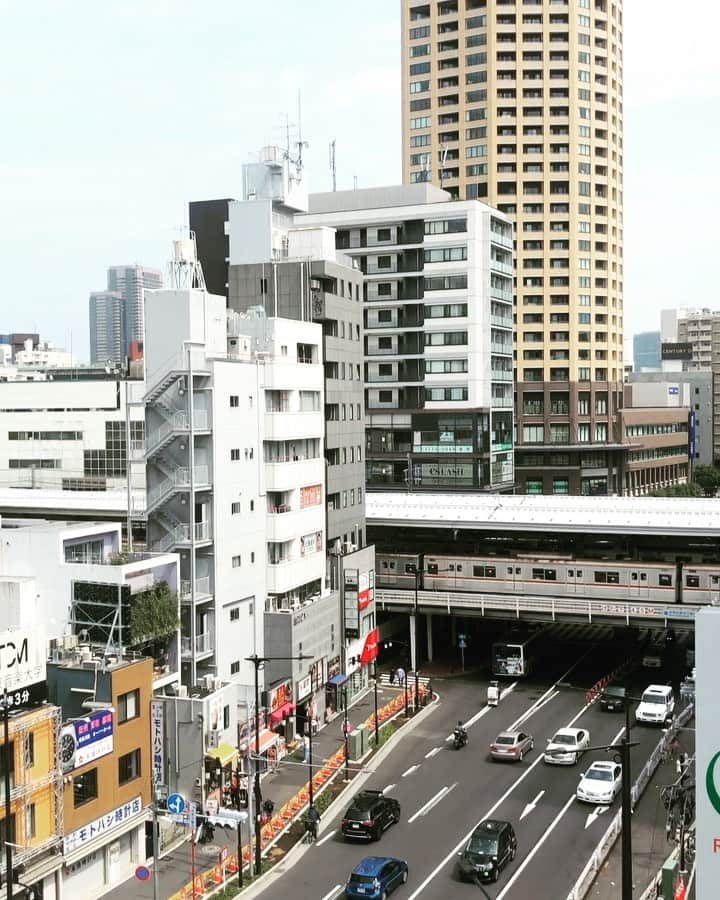 のインスタグラム：「7/1からはじまるサロン、【 r i L L a 】の小さなベランダからの眺めです🤗 ７階建てのビルの７階なので、見晴らしが気持ち良いです✨ そして中目黒駅が直ぐそこに見えるくらい駅近なので、改札を出て１分で到着です🚶‍♀️ #ヘアスタイル #ヘア #髪型 #ヘアカタログ #ヘアセット #くせ毛風パーマ #透明感カラー #hair #恵比寿美容院 #代官山美容室 #代官山美容院 #美容学生 #中目黒美容師 #代官山美容師 #恵比寿美容師 #中目黒美容室 #中目黒美容院 #恵比寿美容室 #サロンモデル #中目黒ランチ #恵比寿ランチ #hpb_hair #中目黒 #代官山 #恵比寿 #渋谷 #ar_magazine #murua #riLLa中目黒  #amerivintage」