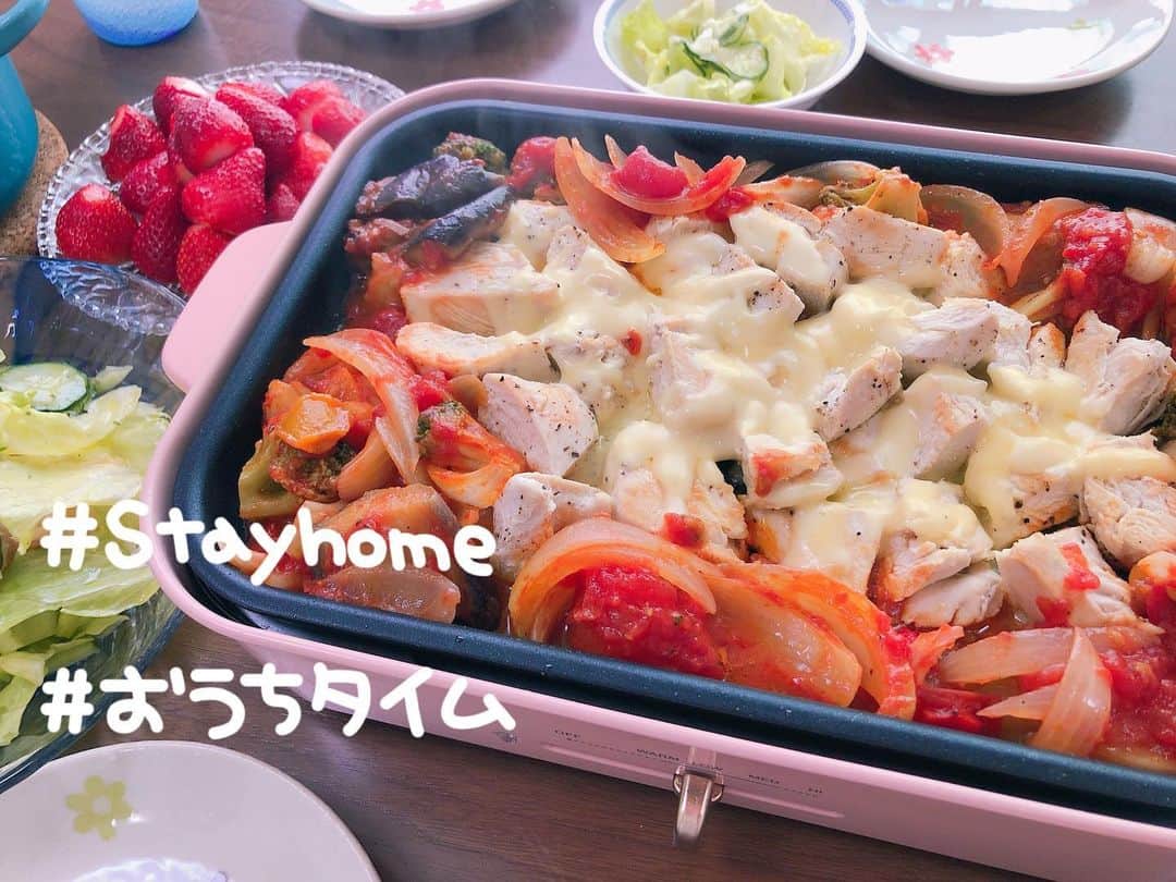 南まりかのインスタグラム：「. 今日のBRUNOランチは、鶏胸肉のイタリアン風🍴←名前適当。笑  鶏胸肉を開いて味付けは塩コショウ、ピザ用チーズのみ🥺 なので、周りにラタトゥイユ的なのを作って乗せました✨ 時間もかからず作れるから簡単です♬  昨日とか他の日も作った写真あるのに載せられてないからそのうち載せよー♪  #bruno #ホットプレート #お昼ごはん  #鶏胸肉イタリアン風 #生ハムと野菜のマリネサラダ  #おうち時間 #おうちごはん」