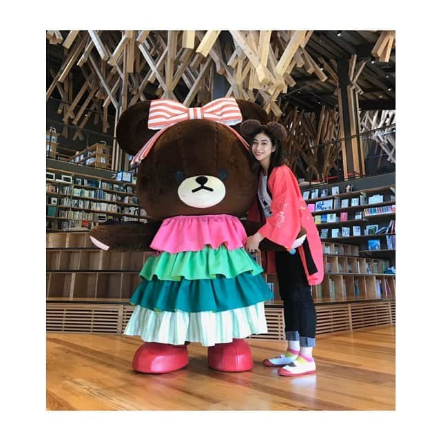 関谷真由のインスタグラム：「お知らせ🐻 『くまのがっこうリモートジャッキーキャラバン』を明日限定で行います！  普段私がうたのおねえさんとして活動している姿をぜひこの機会に見ていただけたら嬉しいです✨❤️ 時間は11:00〜 私のInstagramのアカウントからライブ配信します！！！ ぜひ観に来てください🐻  #くまのがっこう #ジャッキーキャラバン #うたのおねえさん」