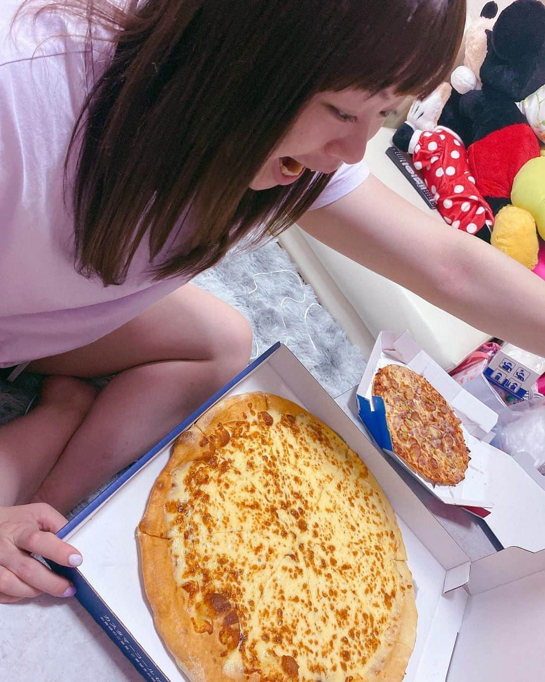 植草歩さんのインスタグラム写真 - (植草歩Instagram)「チーズ🧀が大好き💓 チーズ1キロ挑戦👌🌈🍕 案外いけました。笑  #おうち時間 #stayhome」5月5日 16時07分 - ayayumin0725