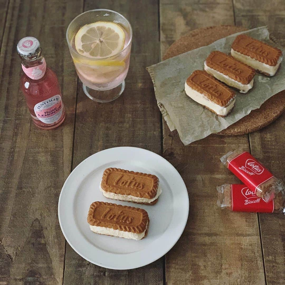 k i ｒa r a のインスタグラム：「𝐋𝐨𝐭𝐮𝐬﻿ 今日のおやつは簡単﻿ ロータスアイスサンド🍨﻿ ﻿ バニラアイスにコーヒー﻿ 混ぜたら最高においしい🥱♡」