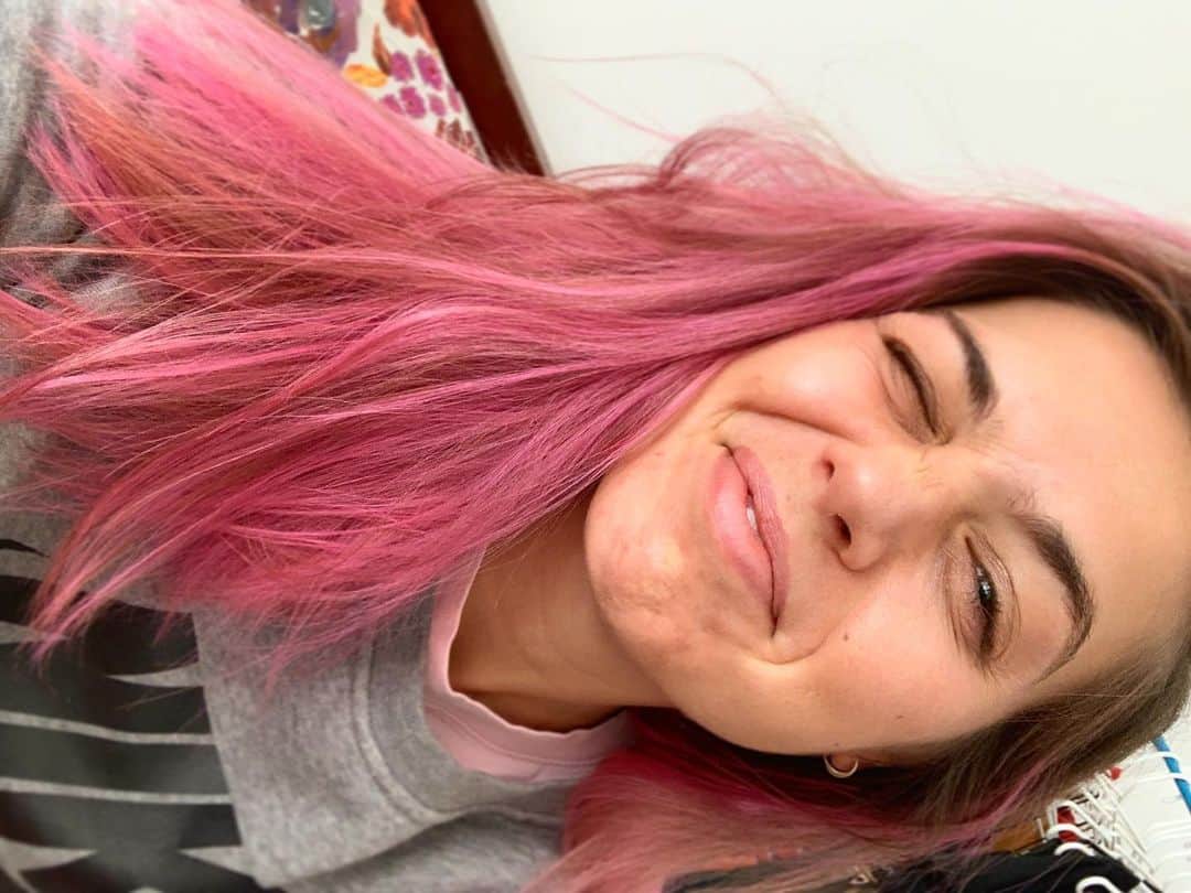フィービー・ディ・トマソのインスタグラム：「Why yes, B A S I C is the word you're looking for... 👩🏼‍🎤 #oopsididitagain #isopink」