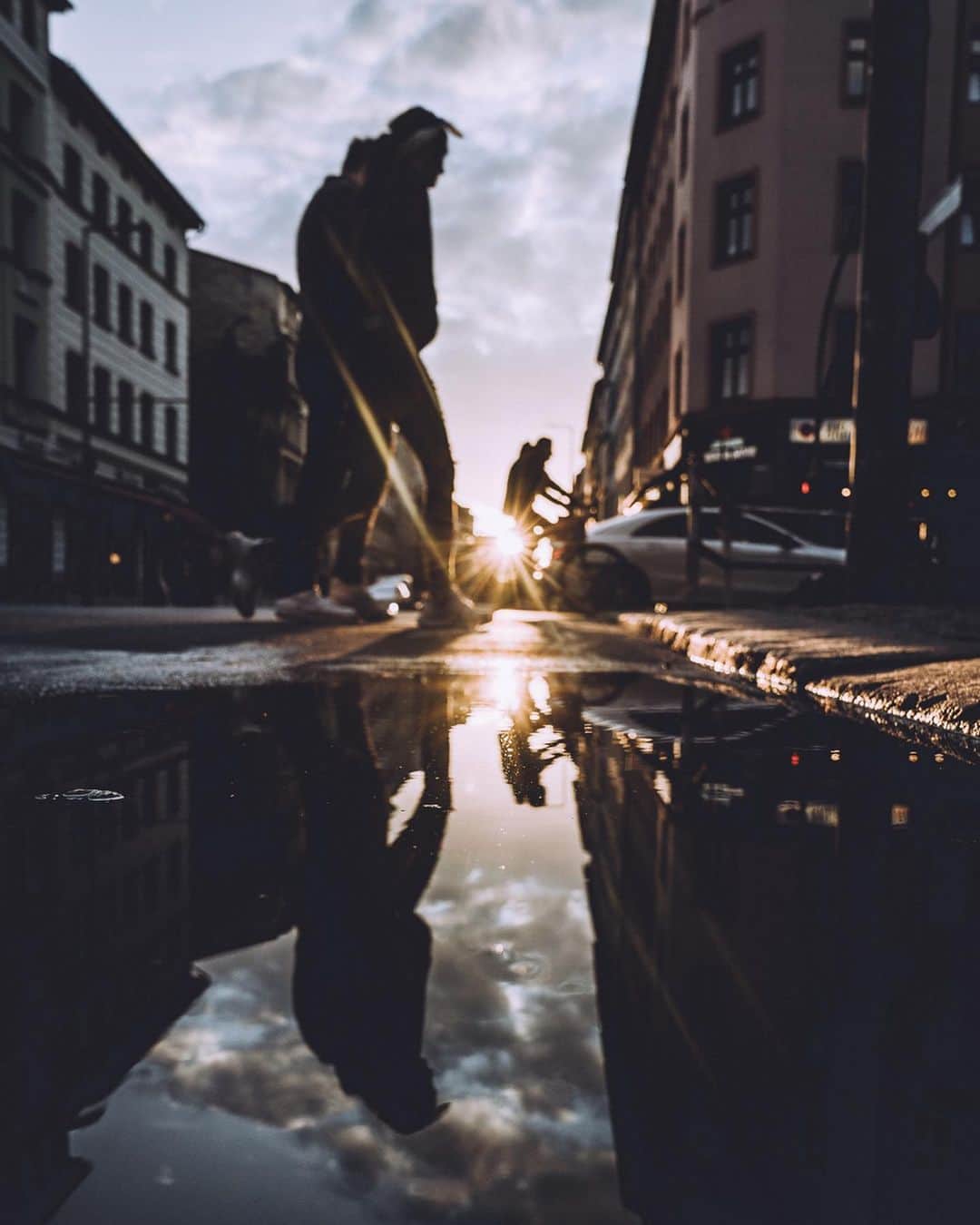 Thomas Kakarekoさんのインスタグラム写真 - (Thomas KakarekoInstagram)「play of light  It’s that time of the year when the sunset perfectly aligns with my beloved Oranienstraße in Berlin’s Kreuzberg district. Things are starting to look up again.  1 - 6, what’s your favorite shot from this set?  #berlin」5月5日 16時15分 - thomas_k