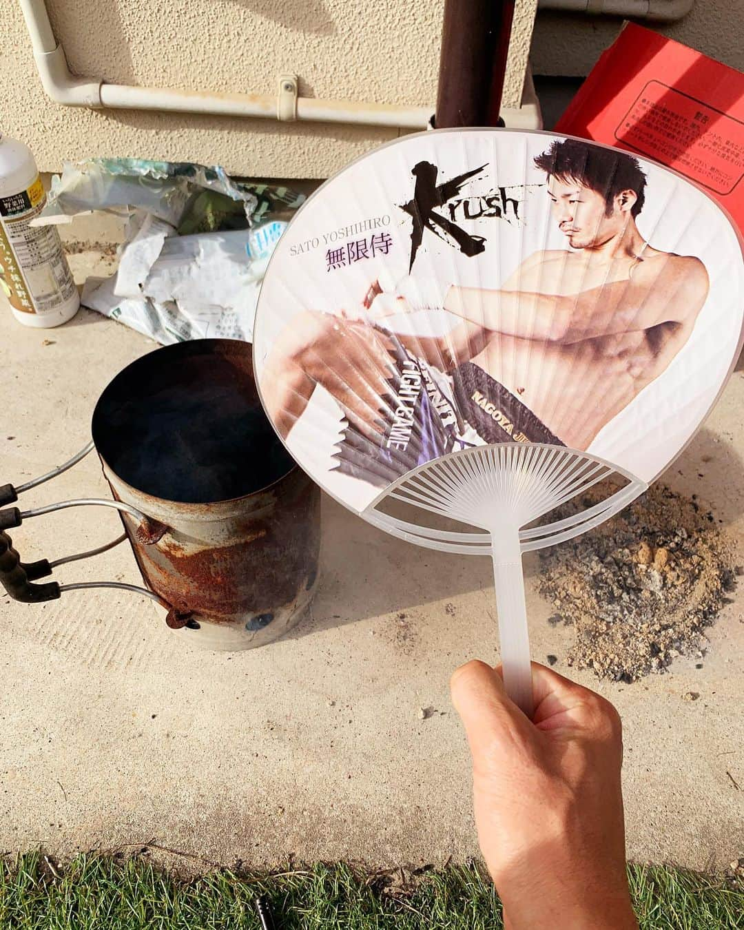 佐藤嘉洋さんのインスタグラム写真 - (佐藤嘉洋Instagram)「家でBBQ。 わたしがわたしで煽ぐ  #BBQ #バーベキュー #佐藤嘉洋のトロくさい話 #好評です #局地的に」5月5日 16時30分 - yoshihirosato1981