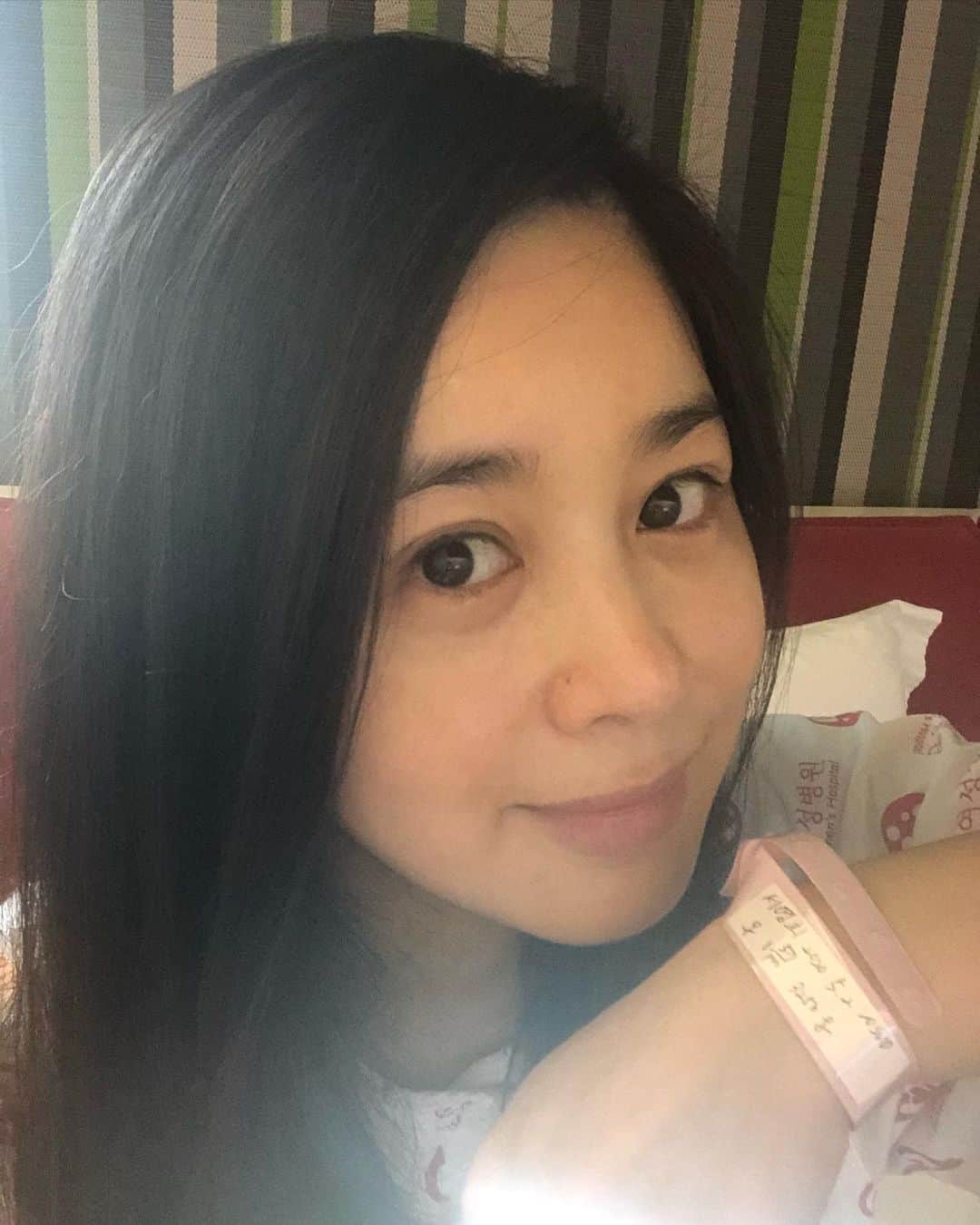 ソ・ヨンヒのインスタグラム：「또한번의 핑크커플팔찌👧🏻 5월2일 건강한딸 순풍낳았습니다ㅋ #어린이날#첫째#미안해 내년엔 함께하자!!!」