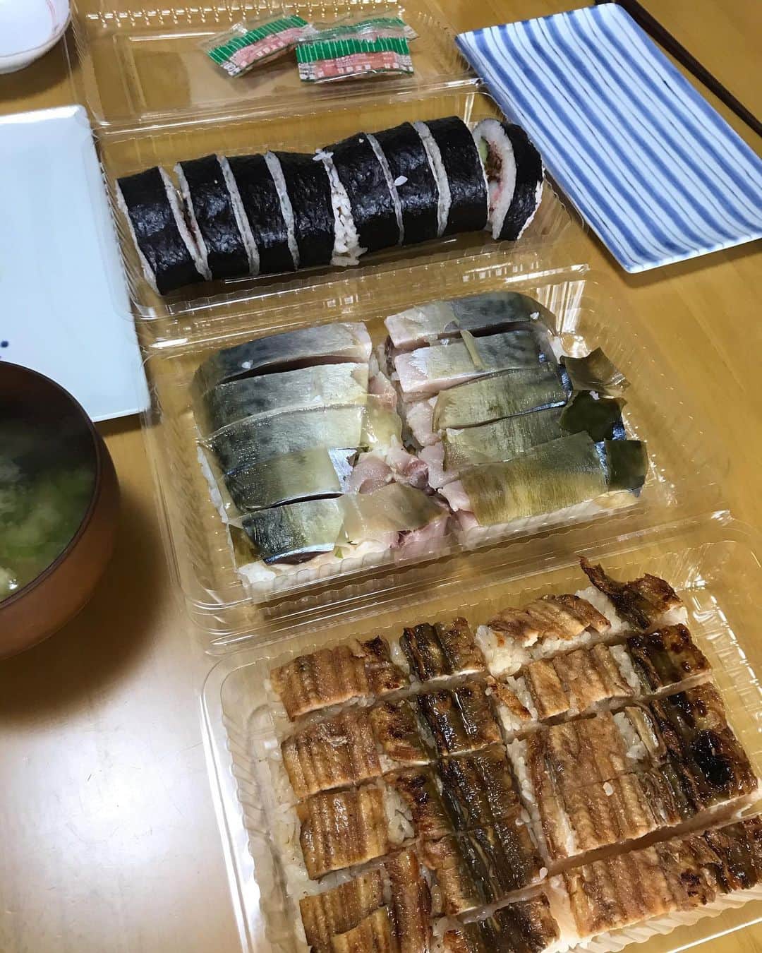 村田毅のインスタグラム：「【第二弾:日野寿司】 . いつもお世話になっている日野寿司さん！ レギュラーメニューもテイクアウトやってるそうですが、僕がオーダーしたのはこちら！ もちろん一度に食べきれませんでしたが、日をまたいでも美味しく食べれます(^^) 僕のイチオシは鯖寿司です！ . . #日野市のテイクアウトできる美味しいお店紹介 #日野エールうまいもん  #第二弾 #日野寿司 #ムラタシュラン #シール作りたい」