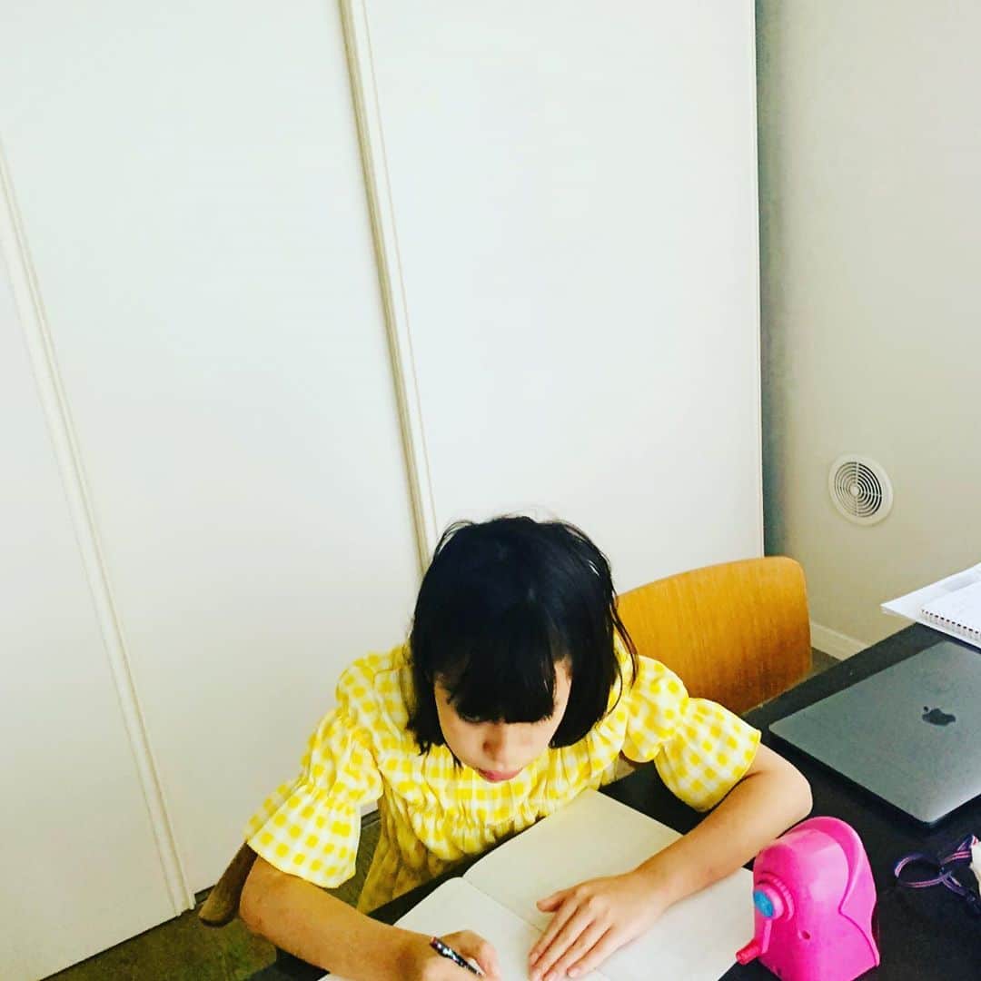 大草直子さんのインスタグラム写真 - (大草直子Instagram)「見返したら、あなたー、課題が全然終わってないじゃないのー😭。原稿も山積み。ライフプランも書かなきゃいけないし。いそがし、いそがし。 #マヤの課題は私の課題 #私の仕事は私の仕事 @amarc_official  #明日は15時から @amarc_official で @johnsmedleyknitwear.jp の #インスタライブを #もしご質問ありましたら #このTシャツ好き #ブランド名はタップしてね」5月5日 16時37分 - naokookusa