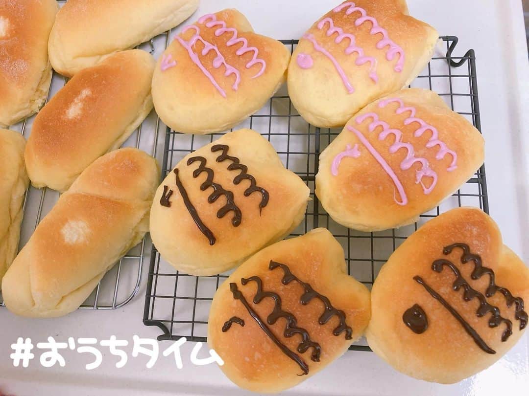 南まりかのインスタグラム：「こどもの日なので、お魚パンを焼いたんだけど… ちょっと失敗🤣 尾びれの部分がいい感じにならなかった🤣  それも味ってことでいっか♬  #おさかなパン #こどもの日 #手作りパン」