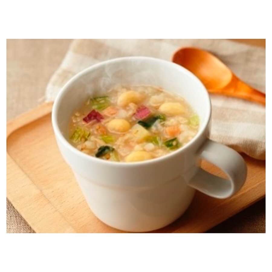 白鶴酒造株式会社のインスタグラム：「【毎食料理を作るのが大変な時】 白鶴と武庫川女子大学がコラボして開発した、フリーズドライ食品『さけうま雑炊』がオススメ♪ 栄養バランスを考え「まごわやさしい」の7つの食材を使用し、手軽に健康的な食事をとることができます。  原材料には、白鶴酒造が独自で開発した酒米「白鶴錦」や「酒粕」、「小松菜」を使 用し、地元産の食材にもこだわりました。 詳細はホームページをご覧ください。 ▼商品紹介サイト http://www.hakutsuru.co.jp/lp/sakeuma/  #日本酒 #白鶴 #hakutsuru #japan #神戸 #kobe #酒 #sake #japanesesake #japaneseculture #灘五郷 #GI灘五郷 #lovehyogo #lovekobe #insta_higashinada # わかめの日 #まごわやさしい #栄養バランス #フリーズドライ #さけうま雑炊 #武庫女 #武庫川女子大学 #白鶴錦 #酒粕」
