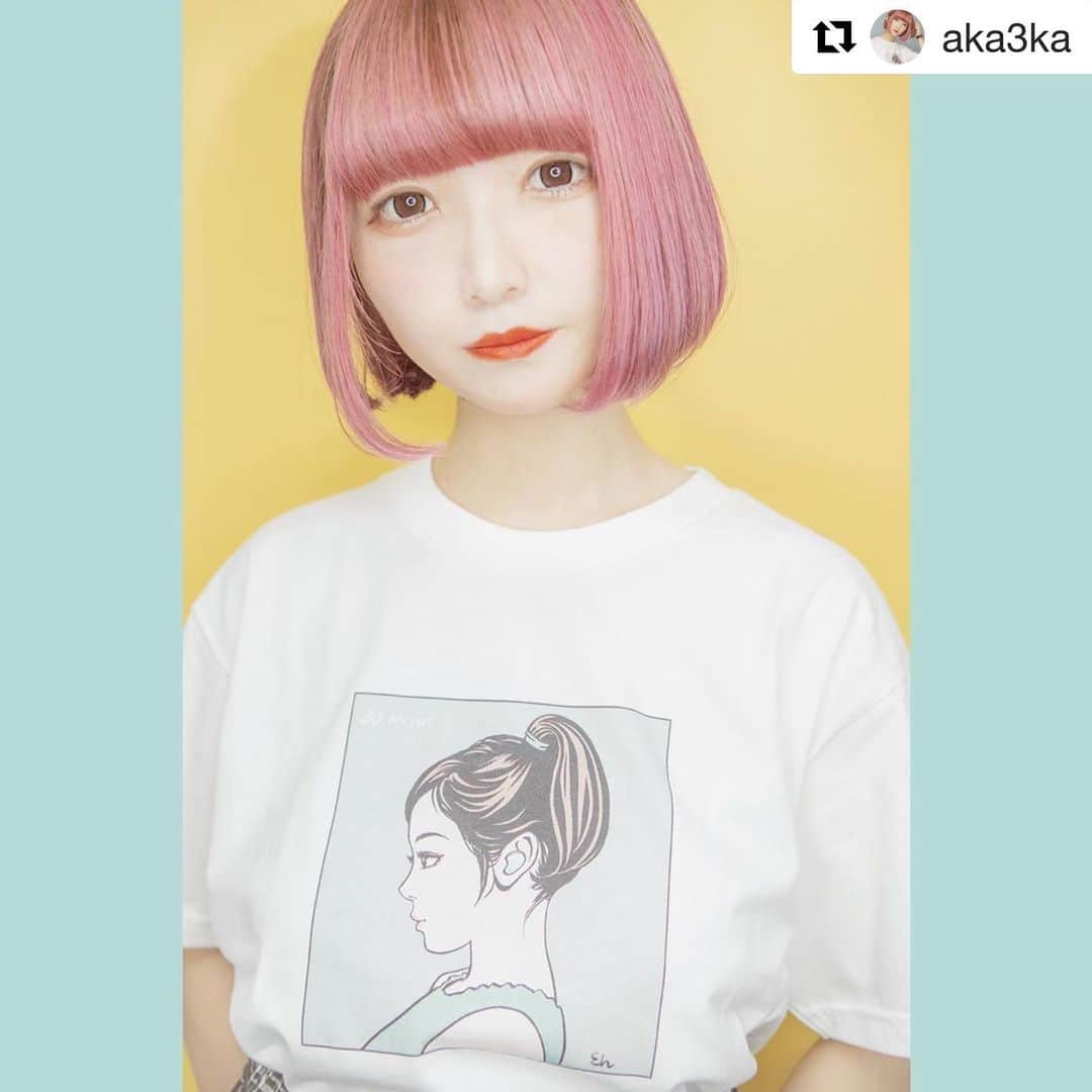 江口寿史のインスタグラム：「相変わらずＴシャツには縁が深いワタシですが、AVIOTからもＴシャツ出ました。ワイヤレスイヤホンTE-D01iのパッケージに描いた３人のイヤホン女子の３種出てます。こちらもどぞヨロシク。  #Repost @aka3ka with @get_repost ・・・ 🌴AVIOT×江口寿史さんのTシャツ🌴おかわ〜〜﻿ イラストはTE-D01iのパッケージイラストだよ🐶﻿ 160cmでLサイズちょっと大きいかなくらい！！﻿ 普段は2L〜4Lを着てるので、欲を言えば﻿ めちゃくちゃオーバーサイズも欲しい、、🙏🏻🙏🏻﻿ ﻿ (なぜか口がずっとウ〜ってなってる🙊🙊) ﻿ ﻿ photo by ( @son_tkhs )﻿ ﻿ #Tシャツ #Tシャツ女子 #お洒落さんと繋がりたい #おうちコーデ #おうちポトレ #AVIOT #アビオット #ワイヤレスイヤホン #PR #江口寿史」