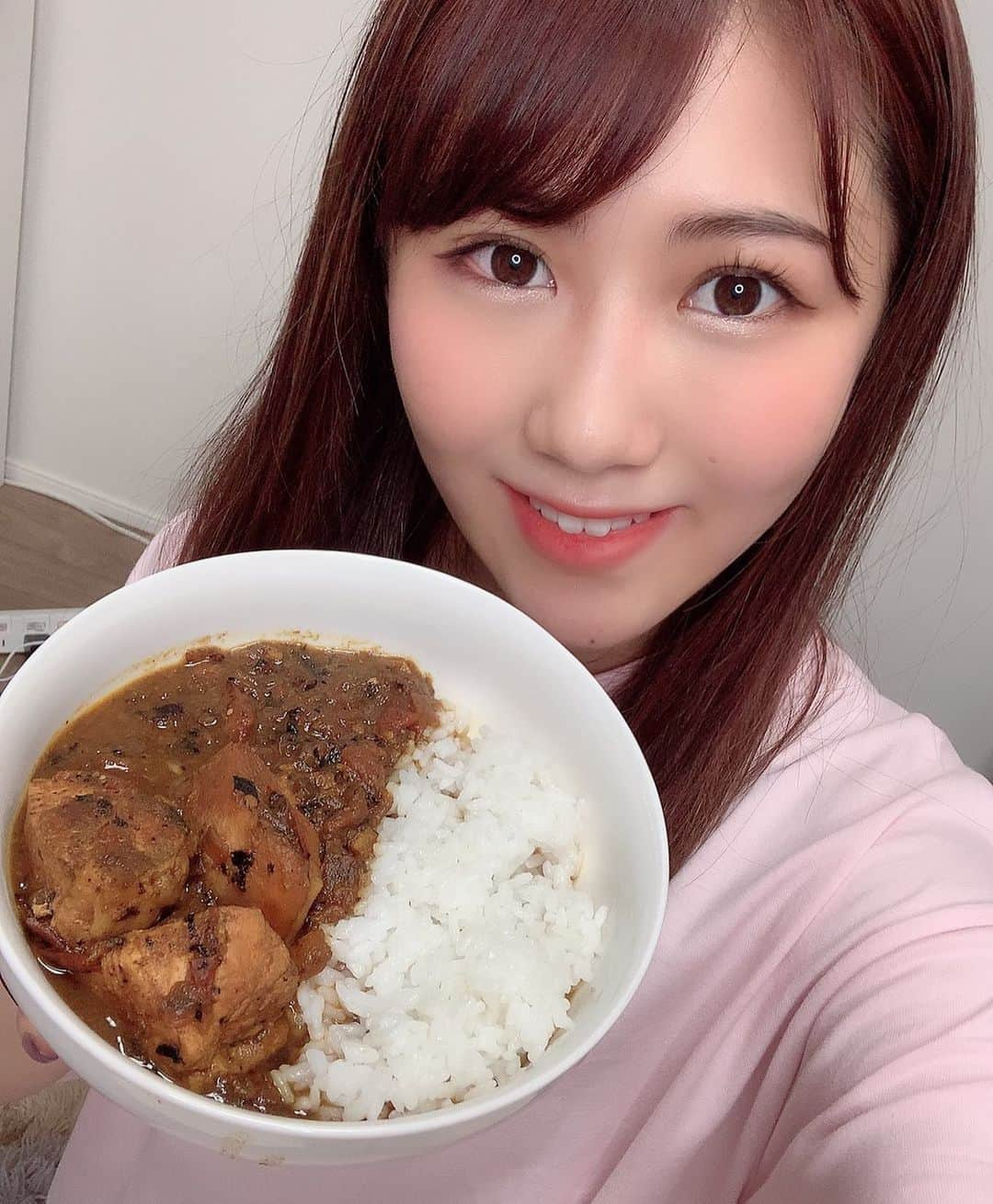 西野未姫さんのインスタグラム写真 - (西野未姫Instagram)「私は静岡県伊東市出身です。 私の地元は高齢者の方が多いのでとても心配です。 でも今伊東市は感染者0です。 今は大変な時期ですが、みんなで力を合わせて乗り越えましょう😌 外でお出かけや遊ぶことができないのは辛いけど、家にいる時間も素敵で楽しいことに最近気づきました！ この時間で自分を成長させれる、レベルアップできるなって思いました！ 私は家で食生活アドバイザーの資格取るために勉強をしたり、お料理したりしてお家時間充実させています✨ ちなみに今日はカレー粉を使わないスパイスカレーを作りました🍛✨ みなさんもお家時間の充実仕方を見つけてお家時間楽しみましょう☺️ #itostayhome #静岡県伊東市 #伊東市 #お家時間」5月5日 16時39分 - nishinomiki_official