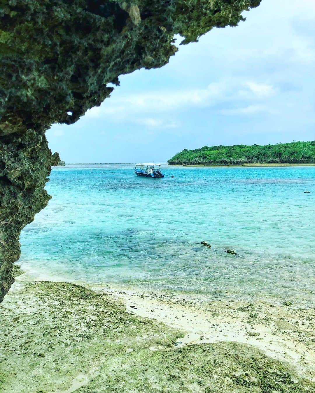 hama_aki_pppさんのインスタグラム写真 - (hama_aki_pppInstagram)「沖縄県石垣市#川平湾  Location Okinawa Japan  2020.3.11  コロナ収束したらまた行きたい#石垣島  最後動画入れました。  #八重山諸島　 #離島観光 #日本の絶景スポット　 #石垣島観光 #世界の絶景　 #タビジェニ　 #にこta  #川平湾ビーチ #八重山ブルー　 #沖縄フォト部　 #沖縄離島　 #visitjapanjp #loves_united_japan  #naturedotnow #ippawards  #wonderful_places  #loves_okinawa  #okinawapress  #earth_superior  #ritoful  #rakutentravel #okirakuphoto  #ishigakiisland  #jalan_travel」5月5日 17時03分 - hama_aki_ppp