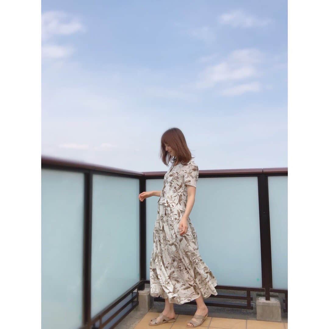 佐々木希さんのインスタグラム写真 - (佐々木希Instagram)「今日のお家服。 セットアップ🌱 シワにならず、涼しくて軽やかな生地。 スカートは後ろの部分がゴムなので楽です😊  #のぞみの私服」5月5日 17時12分 - nozomisasaki_official