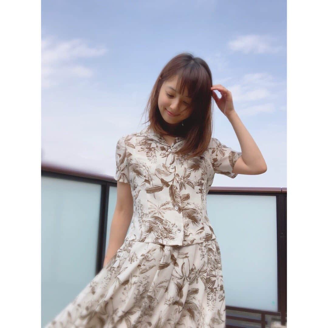 佐々木希さんのインスタグラム写真 - (佐々木希Instagram)「今日のお家服。 セットアップ🌱 シワにならず、涼しくて軽やかな生地。 スカートは後ろの部分がゴムなので楽です😊  #のぞみの私服」5月5日 17時12分 - nozomisasaki_official