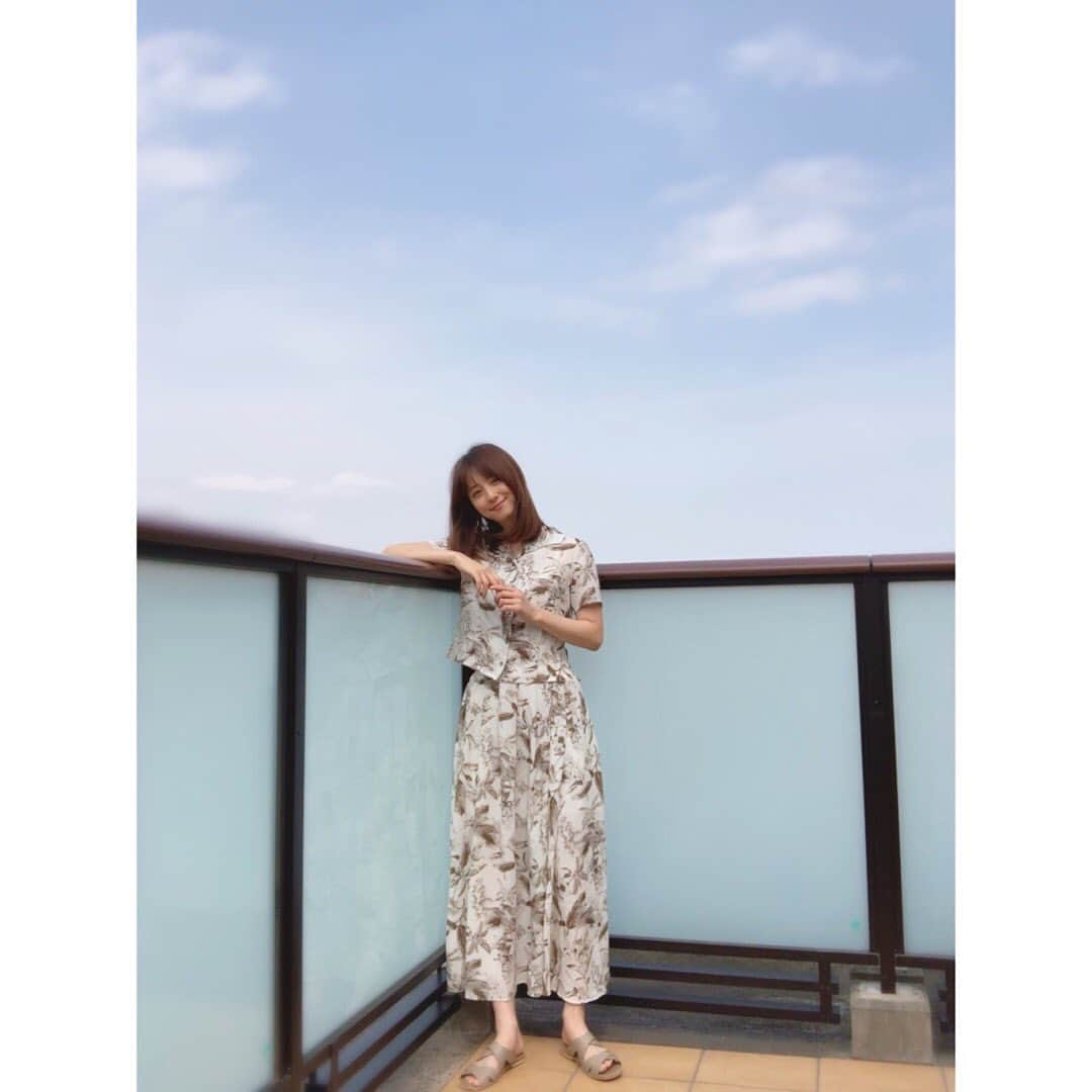 佐々木希さんのインスタグラム写真 - (佐々木希Instagram)「今日のお家服。 セットアップ🌱 シワにならず、涼しくて軽やかな生地。 スカートは後ろの部分がゴムなので楽です😊  #のぞみの私服」5月5日 17時12分 - nozomisasaki_official