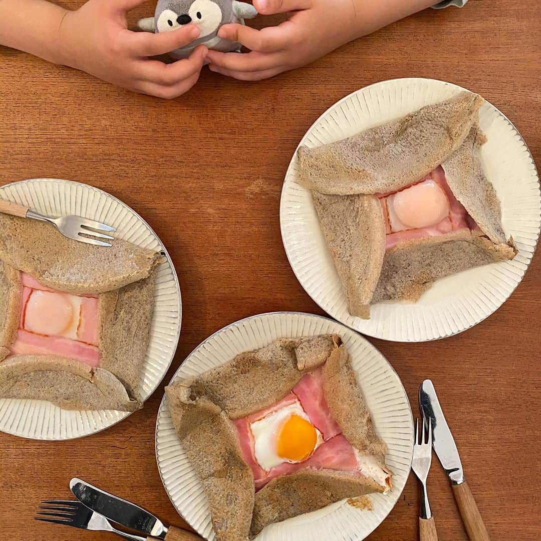 浜島直子さんのインスタグラム写真 - (浜島直子Instagram)「八王子にあるガレット屋さん、カフェ・ドラ・ポスト。( @cafedelapostesan )  先日事務所スタッフにそこのガレットミックスをもらったので、ランチに息子と作ってみました。  初めて作ったけど、めっちゃくちゃ簡単でびっくりポン👀‼️ このガレットミックスの粉に卵と水を加えてよく混ぜて、冷蔵庫で3時間ほど寝かせて、あとはフライパンで焼くだけ🍳 フライパンに入れたらすぐにフライパンを回して、薄く全体に丸く伸ばし、そこに今回はとろけるチーズ、卵、ベーコンを入れて蓋をして焼きました。 (納豆チーズも美味しいと説明書に書いてあったので、納豆チーズも) 火が通ったら端っこをフライ返しやヘラを使っておいしょおいしょと折り曲げたら、あら❤️お店みたいやんか❤️ 息子も大喜びで卵を割ったり、おいしょおいしょと折り曲げたりして、楽しそうでよかった😊  味はもちろん極うまでございました🐴✨✨✨ 蕎麦粉とゲランドの塩だけでこんなに美味しいとは！ こりゃリピート決定！  次はシラス&チーズ&海苔でやってみよっと🤤💕 ・ #cafedelaposte  @cafedelapostesan  #カフェドラポスト #ガレット #蕎麦粉のガレット  #通販でも買えるそう😍 #お店のインスタかFacebookに連絡を #こりゃいいわ #おうち時間」5月5日 17時07分 - hamaji_0912