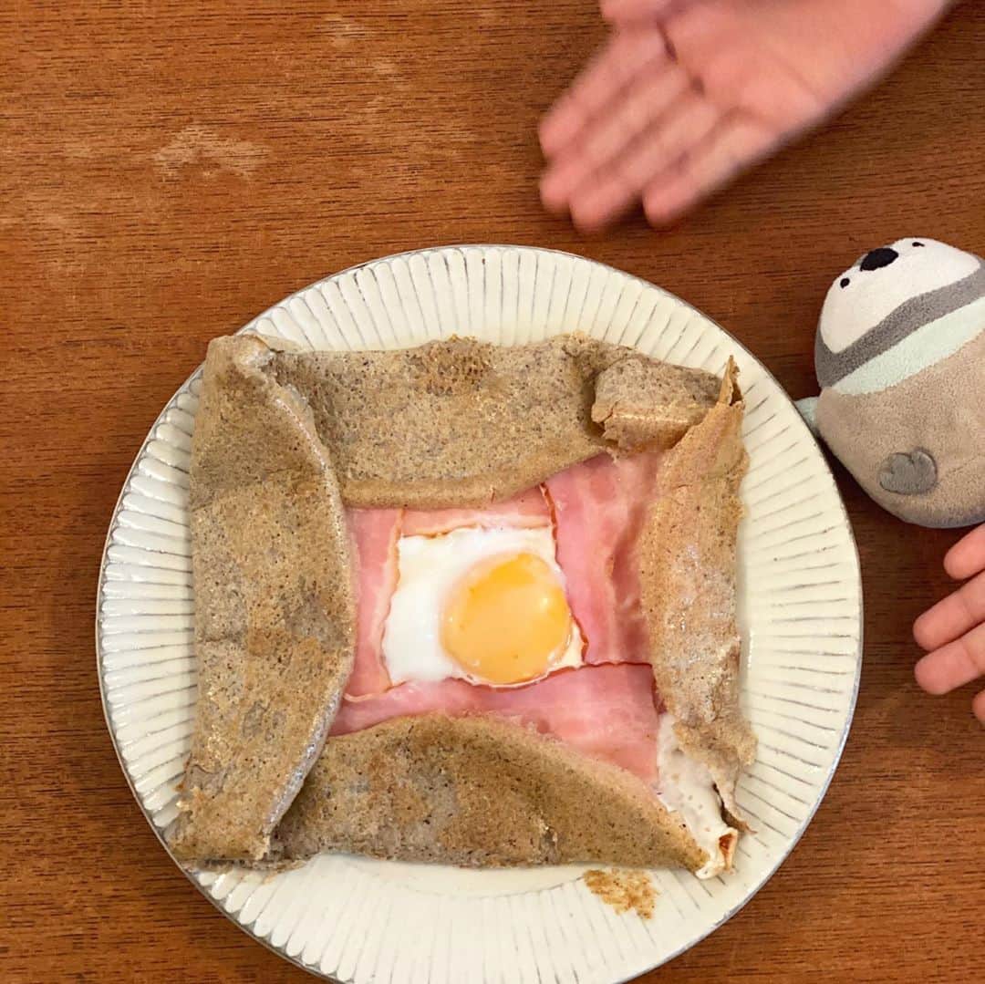浜島直子さんのインスタグラム写真 - (浜島直子Instagram)「八王子にあるガレット屋さん、カフェ・ドラ・ポスト。( @cafedelapostesan )  先日事務所スタッフにそこのガレットミックスをもらったので、ランチに息子と作ってみました。  初めて作ったけど、めっちゃくちゃ簡単でびっくりポン👀‼️ このガレットミックスの粉に卵と水を加えてよく混ぜて、冷蔵庫で3時間ほど寝かせて、あとはフライパンで焼くだけ🍳 フライパンに入れたらすぐにフライパンを回して、薄く全体に丸く伸ばし、そこに今回はとろけるチーズ、卵、ベーコンを入れて蓋をして焼きました。 (納豆チーズも美味しいと説明書に書いてあったので、納豆チーズも) 火が通ったら端っこをフライ返しやヘラを使っておいしょおいしょと折り曲げたら、あら❤️お店みたいやんか❤️ 息子も大喜びで卵を割ったり、おいしょおいしょと折り曲げたりして、楽しそうでよかった😊  味はもちろん極うまでございました🐴✨✨✨ 蕎麦粉とゲランドの塩だけでこんなに美味しいとは！ こりゃリピート決定！  次はシラス&チーズ&海苔でやってみよっと🤤💕 ・ #cafedelaposte  @cafedelapostesan  #カフェドラポスト #ガレット #蕎麦粉のガレット  #通販でも買えるそう😍 #お店のインスタかFacebookに連絡を #こりゃいいわ #おうち時間」5月5日 17時07分 - hamaji_0912
