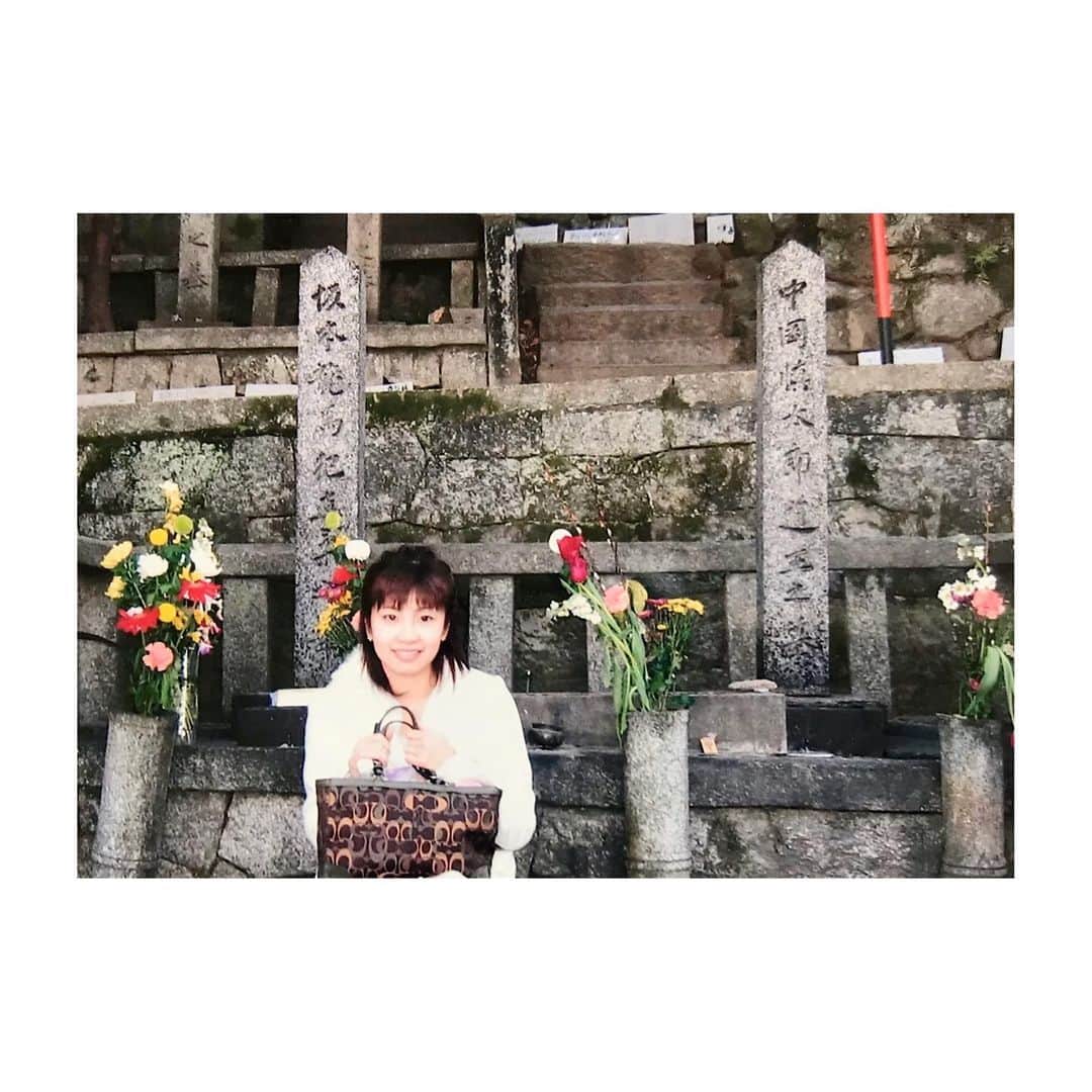 吉村民さんのインスタグラム写真 - (吉村民Instagram)「2004年頃 #民の歴史散歩 ・ ・ 大好きな坂本龍馬のお墓があるのは京都の霊山護国神社。 写真はそこからの景色。  とても綺麗で、 京都の四季折々の美しさを感じることができます。  2枚目は まるで本人と記念写真を撮った気でいる25歳くらいの暴走中の私w (私の中で、歴史上の偉人のお墓巡りは、本人と会えるイメージです)  おそらく10回以上は行っている私のパワースポット😅  ここに龍馬がいるんだ、と思うと感動。 心の中で話しかけたりしてました(相変わらず気持ち悪るいけど許してください)  歴史妄想族にはたまらないところで、命日には行列ができます。  実は龍馬のお葬式が行われたのは、 ここの奥にある 霊明神社なのだそうです。  何故、霊山護国神社にお墓があるのかは、 今度、霊明神社を紹介するときにお話しします☺︎ ・ ・ 久しぶりに、 龍馬さんに お話しに行きたいなぁ🕊  #stayhome #stayathome  #うちで過ごそう  #家で過ごそう  #歴史好きな人と繋がりたい  #歴史を刻め  #歴史を学ぶ  #歴史  #歴史好き #歴女  #幕末  #幕末好き #坂本龍馬 #京都  #霊山護国神社  #坂本龍馬の墓  #中岡慎太郎  #中岡慎太郎のお墓」5月5日 17時09分 - yoshimuratami