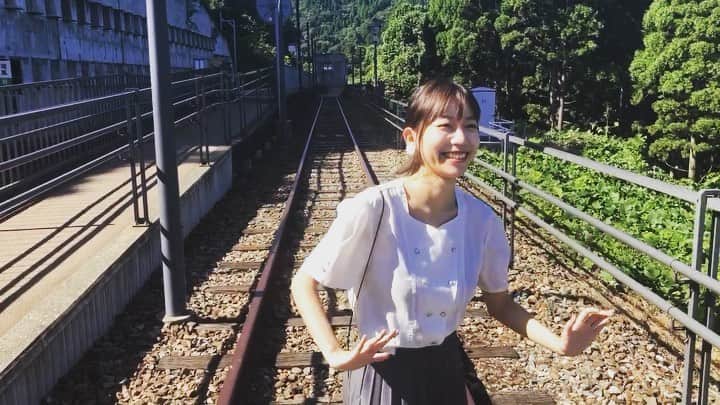 辻詩音のインスタグラム：「[おうちでエア旅行25 ] ここは兵庫県豊岡にある空の駅という場所で、記念撮影用の線路。昔は本当に電車が走ってたみたい！🚃(一応注意書き)  ところでみんな、1人5役の妄想ドラマ、日曜劇場「リモートガール」はご覧いただけましたか？🏰これから毎週23:00〜ミニドラマが放送されるので一緒に観てもらえたら嬉しい！段々と彼女たちの秘密がわかってくるようになるので、どうか来週もみてください！笑 土曜22:00〜は #ラジオ夢中夜 📻そして🎤  #辻詩音 #豊岡 #兵庫 #豊岡旅行 #空の駅 #兵庫旅行 #tsujishion #music #singersongwriter #兵庫旅行 #山陰海岸ジオパーク #山陰海岸世界地質公園 #ジオパーク 跡 #ひとり旅女子 #日本旅行 #japantravel #わおじお」