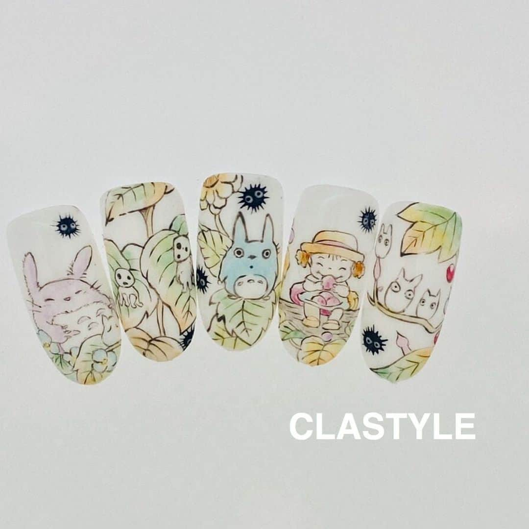 CLASTYLEさんのインスタグラム写真 - (CLASTYLEInstagram)「⭐️⭐️⭐️⭐️⭐️ GW期間中のおうち時間に CLASTYLEからプチHAPPYをお届け❣️ ネイル好きの皆様に楽しんでいただけるよう、 5月5日まで1日3作品ずつ掲載します✨ 本日最終日‼️ 最終日ラストのアートは 「トトロの森ネイル」 トトロと仲間たちをふんわりした 優しい色味で描いています！ 見て楽しんでいただくのはもちろん♪ 気になる作品はマネしていただいたり、 施術する際のオーダー候補にもしてくださいね！  皆様からの「フォロー&いいね！」 お待ちしています😆👍💖 GWのおうち時間に少しでも 皆様に楽しんでいただけていたら幸いです！ 最後までご覧いただきありがとうございました😊✨ ＊ ＊ #おうちネイル#ネイル#ネイルデザイン#ネイルチップ#ネイルサンプル#ネイルアートデザイン#ネイル好き#ネイルで元気に#CLASTYLE#clastyle#クラスタイル#クラスタイル通信#クラスタイル渋谷#ネイルスクール#ネイル通学」5月5日 17時14分 - clastyle_nail