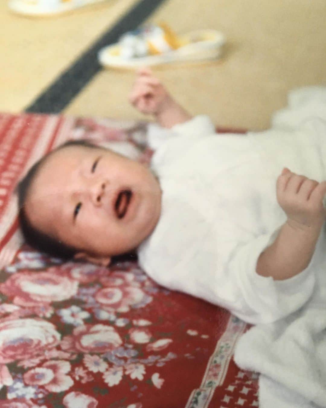 谷田部洸太郎のインスタグラム：「2020.5.5 子供の日ということで小さい頃の写真載せます👍 1986.7.29生まれ 53cm 4,450g O型 #コロナに負けるな #今は辛抱のとき #みんなで辛い事を抱いて過ごしましょう #押忍だなぁ」