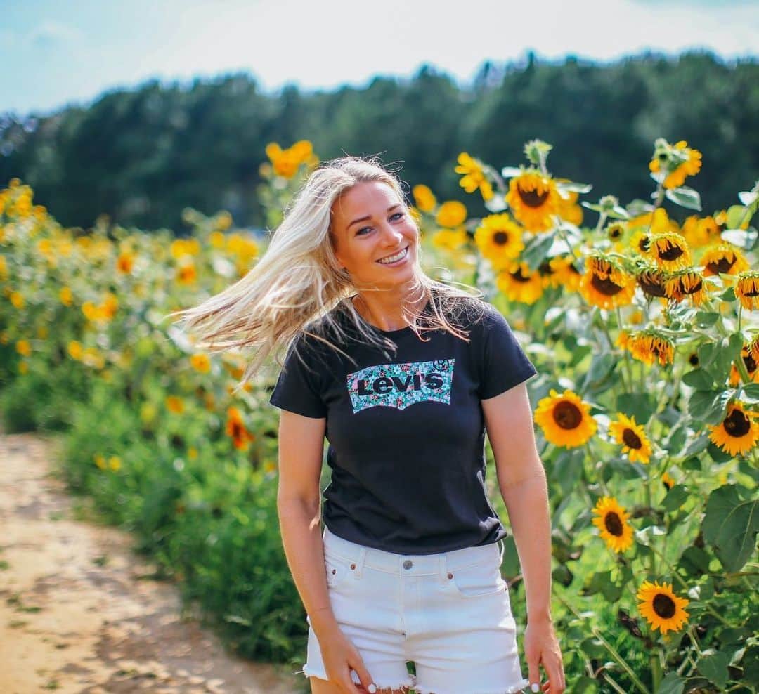 ジェンマ・ボナーのインスタグラム：「Smile + appreciate what you have, tough times don’t last 💛」