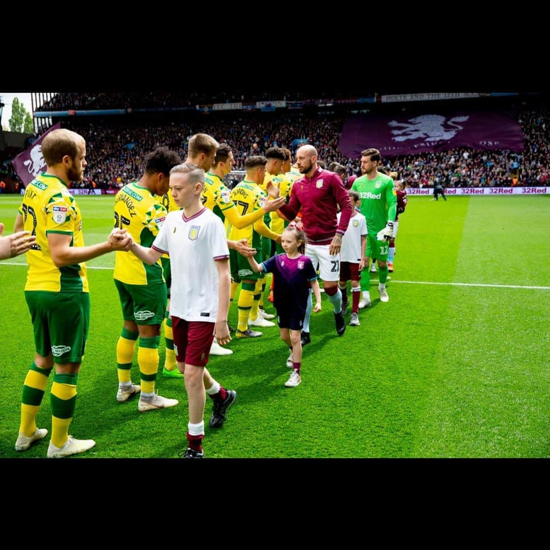 アラン・ハットンさんのインスタグラム写真 - (アラン・ハットンInstagram)「TB one year ago today, last ever game at Villa Park. And what an honour it was to step out as captain with my family beside me. #utv 💜」5月5日 17時26分 - hutton02