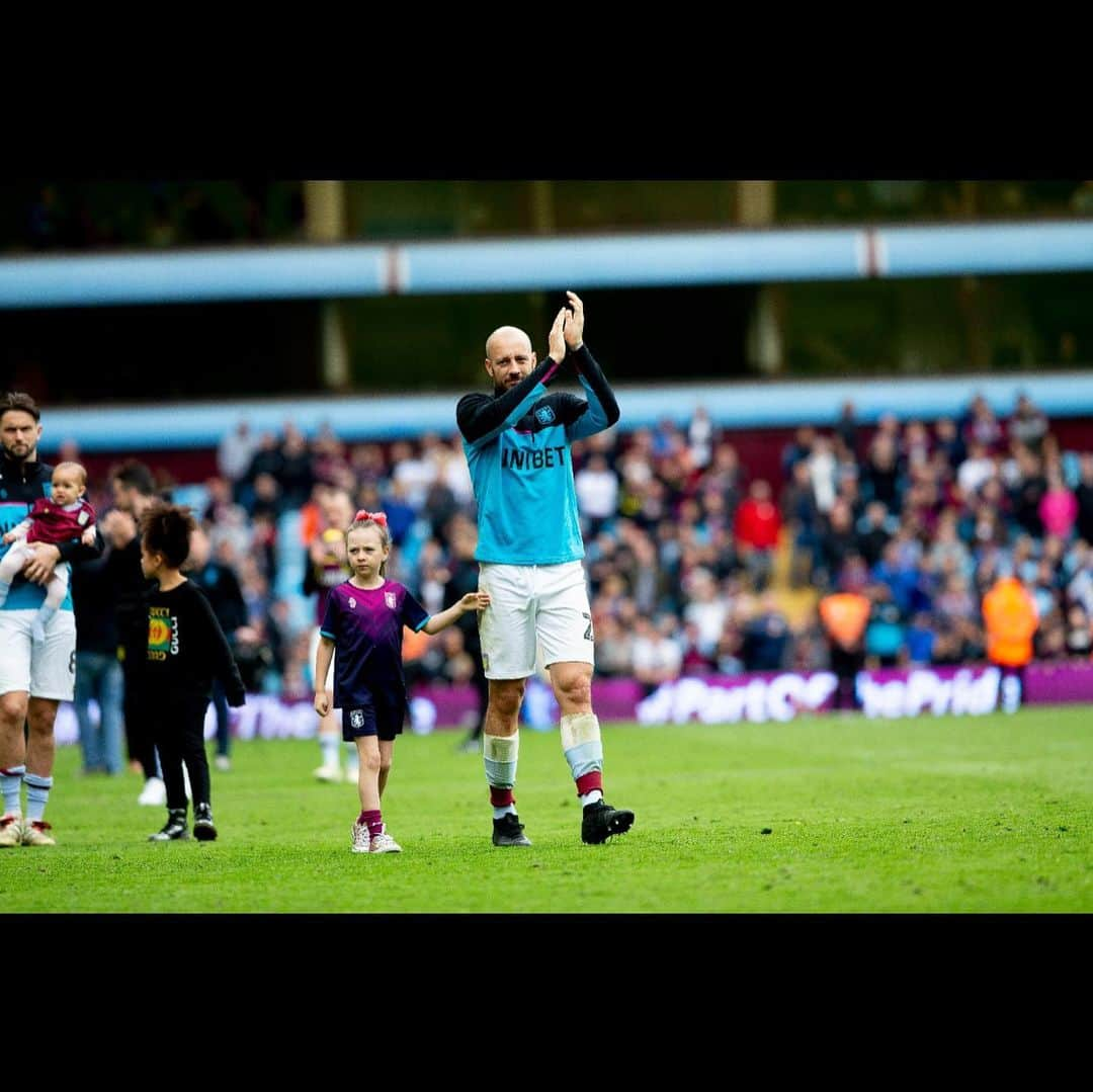 アラン・ハットンさんのインスタグラム写真 - (アラン・ハットンInstagram)「TB one year ago today, last ever game at Villa Park. And what an honour it was to step out as captain with my family beside me. #utv 💜」5月5日 17時26分 - hutton02