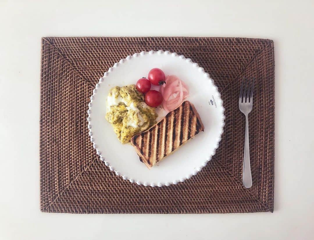 azumiのインスタグラム：「からの翌朝ポテサラホットサンド #ホットサンド #ポテサラ #紫玉ねぎとツナと豆のサラダ #あずみメシ #おうち時間  #おうちasobi」