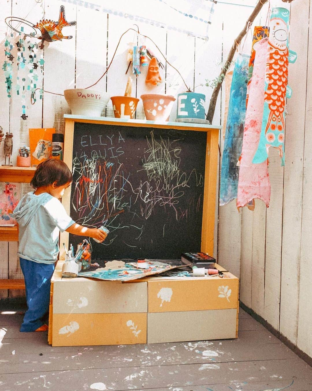 磯部映見のインスタグラム：「Happy Children't Day🎏💕 Time to bust out all my pinterest saves.  Kids craft, baby toys, toddlers art, recipes, plants.... and here's our DIY Art Table！ 今年は家族が増えたので、鯉のぼりも増やしてみました。ストーリーでも紹介した、　@eunoiadesignstore の鯉のぼり。そして無地の鯉のぼりはアクリルで描いたのと、野菜で染めてみたバージョン！(そんなに染まらなかった) 小さいのは、わたしたち　@littleartistsleague が作成したアートシートをみながら。はまってしまい、、マティス風、レオレオに風、モネの蓮池風を作成。(2枚目) ・ 今後も家で出来るアートアイディアを公開していく予定なので、ぜひ LALのオンラインストアをみてください♡　#stayhomeart #daddysdiy #littleartistsleague #lal_koinobori #lal_koinobori #こどもアート　#キッズアート」