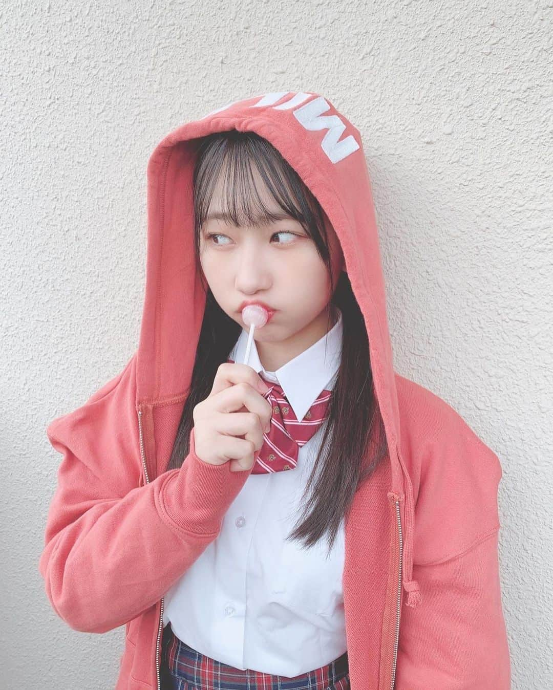 伊藤優絵瑠さんのインスタグラム写真 - (伊藤優絵瑠Instagram)「火曜日〜🍬🍭🎀 パーカーに制服☺︎ ・ ・ 制服の上にパーカー着るの憧れなんですっ でも1回もやったことがありません。。 ・ ・ #制服 #制服コーデ #制服アレンジ  #パーカー女子 #ツインテール #ツインテールアレンジ  #jk #jkブランド ・ #おうち時間 #おうち遊びを楽しもう」5月5日 17時33分 - yueruito_1024