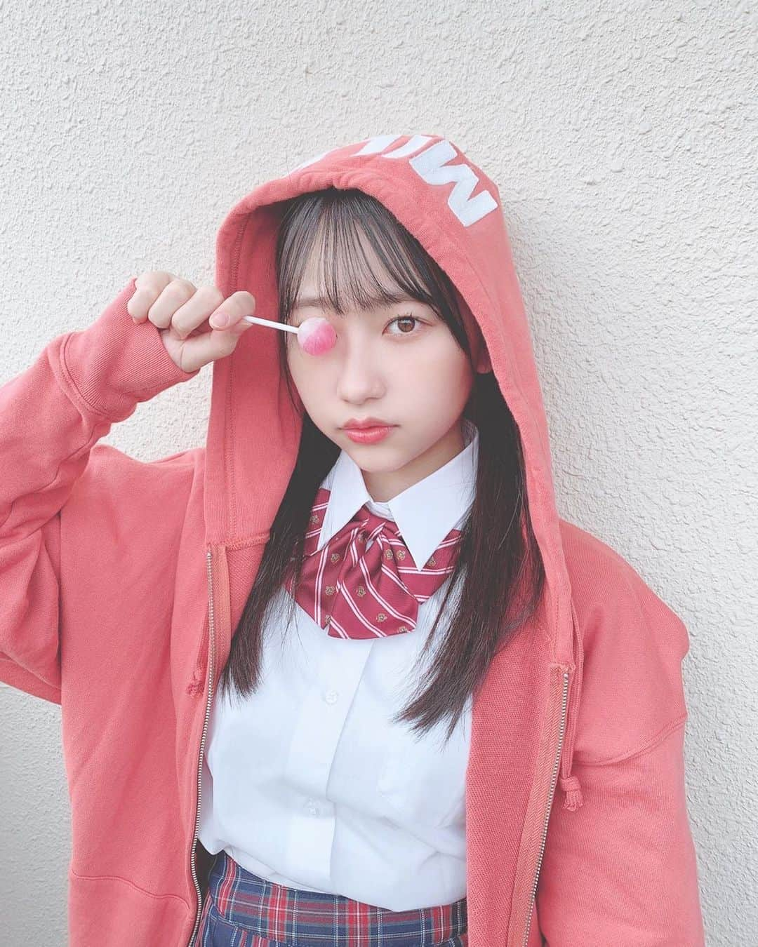 伊藤優絵瑠さんのインスタグラム写真 - (伊藤優絵瑠Instagram)「火曜日〜🍬🍭🎀 パーカーに制服☺︎ ・ ・ 制服の上にパーカー着るの憧れなんですっ でも1回もやったことがありません。。 ・ ・ #制服 #制服コーデ #制服アレンジ  #パーカー女子 #ツインテール #ツインテールアレンジ  #jk #jkブランド ・ #おうち時間 #おうち遊びを楽しもう」5月5日 17時33分 - yueruito_1024