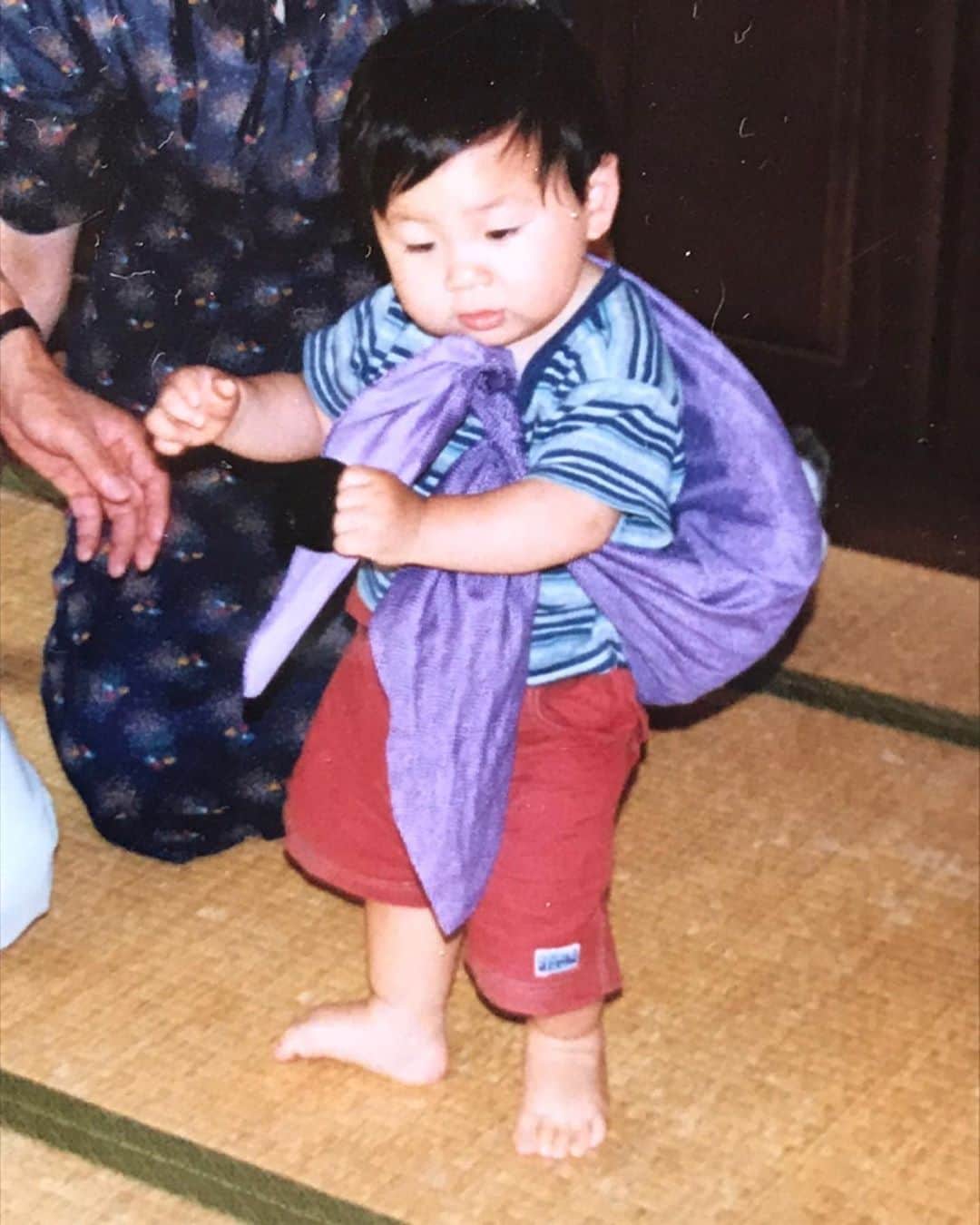 脇坂泰斗のインスタグラム：「こどもの日  今日はこどもの日ということで 幼少期のヤストワキザカをどうぞ🙌  1枚目は一升餅の時の写真！笑 この時から足腰がしっかりしてたっぽい🤭  2、3枚目は弟との写真！ 当時から弟がほんと可愛くて いつもぼくの方からくっついてました🤣 今は生意気ですが相変わらず仲良いです👌  #こどもの日 #🎏 #stayhome」
