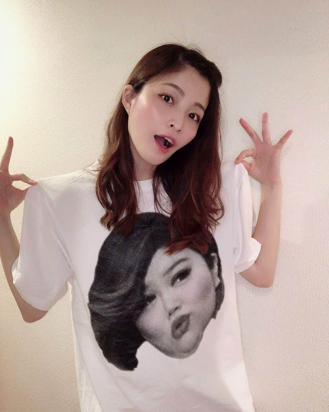 森田紗英さんのインスタグラム写真 - (森田紗英Instagram)「_ みなさん、GWいかがお過ごしですか？ _ 私は、「最後の恋」の校正、入稿.... そして、PS4...そして、韓国ドラマ...... 順調に太ってきています🐷 _ そんな私のここ最近の服といえば コレ！結構前に買ってもらった！ 新宿2丁目にはじめてお邪魔した時 #アナタノマナミ にお邪魔しまして、 マナミママのTシャツを記念に 買ってもらいました😂✨ 大のお気に入りでダラダラするときは 常にこれ着てます🙆‍♀️🙆‍♀️🙆‍♀️🙆‍♀️ _ _ _ #私の部屋着 #ここ最近の勝負服 #ootd #gd #gw #stayhome #アナタノマナミ #マナミママ #Tシャツ #かわいい #likes #おうち時間 #最高」5月5日 17時33分 - moricoff