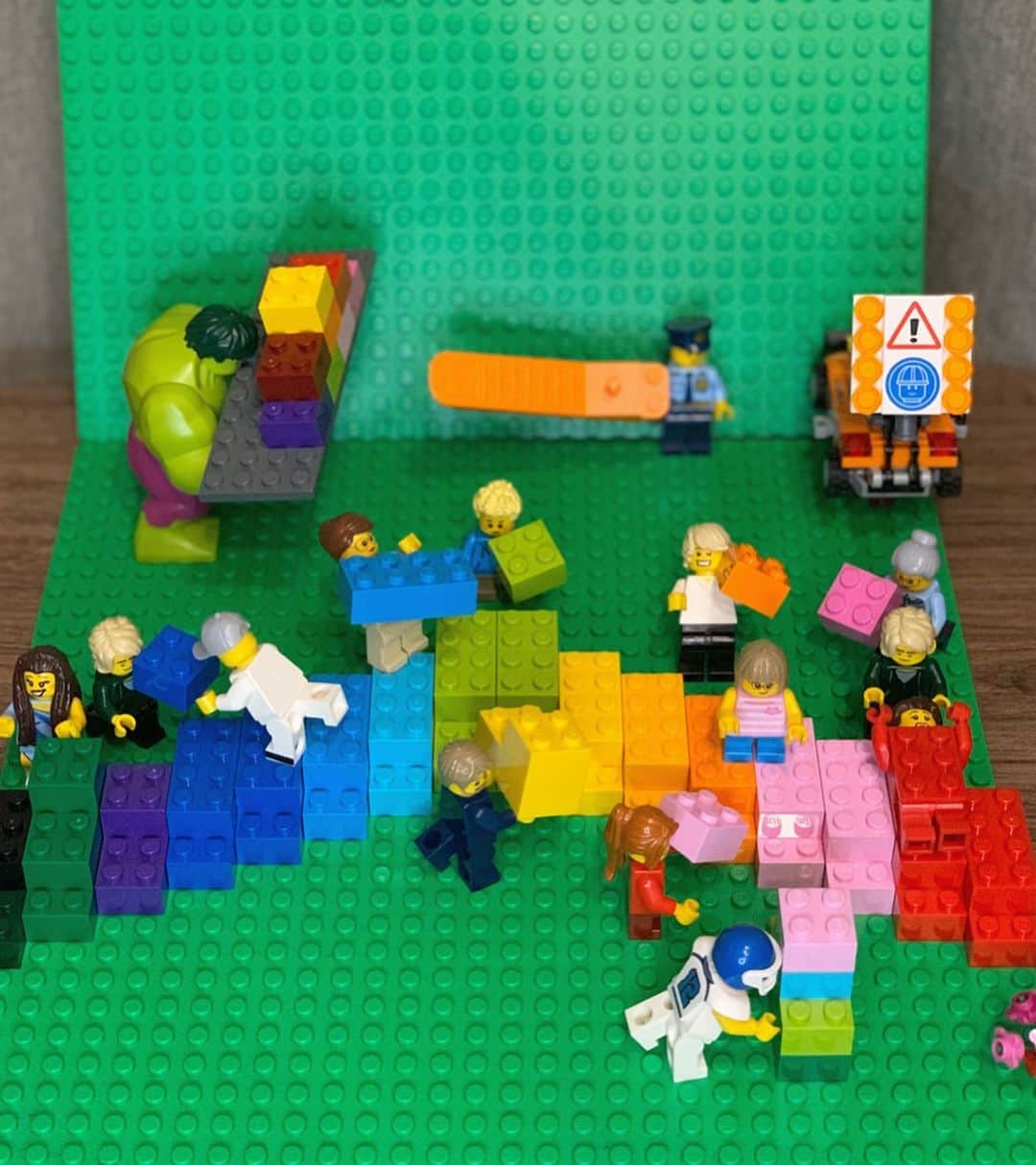 コージ・トクダさんのインスタグラム写真 - (コージ・トクダInstagram)「今日はレゴの日﻿ 🌈🌈虹をテーマにレゴを作りました🌈🌈﻿ ﻿ タイトルは『皆で作る虹』﻿ ﻿ 一人一人がブロックを運んで虹を完成させます。﻿ ﻿ 頑張って多めのブロックを押して運ぶアメフト選手や、﻿ ブロックと間違えて虹にはめ込まれる人や、﻿ 大量のブロックを運んでくれるハルクもいます。﻿ ﻿ レゴはたたずむだけでなくストーリーがあるから面白い。﻿ ﻿ #今日はレゴの日﻿ #LetsBuildTogether﻿ #一緒につくろう﻿ #レゴ公式さん配信ありがとうございました﻿ #是非またやりましょうね」5月5日 17時37分 - koji_tokuda1220