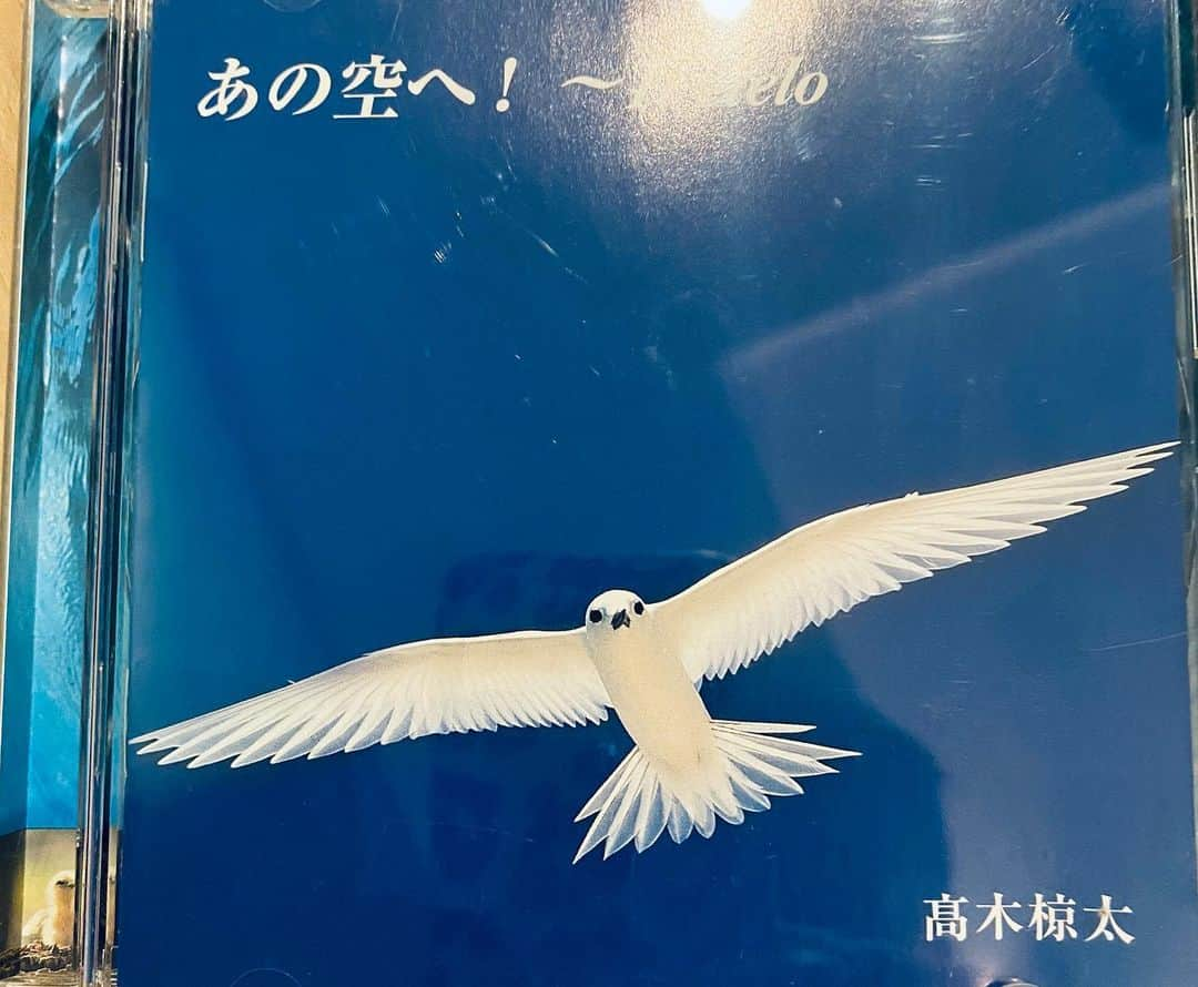 美川憲二さんのインスタグラム写真 - (美川憲二Instagram)「シャンソン歌手で　仲良くして下さってた❤️ 高木椋太さんが　コロナウィルス肺炎のため、お亡くなりになってしまいました。 58才の若さで　旅だってしまいました。  ほんとに、ほんとに、コロナが　憎いです‼️ 私が20代のときに、椋太さんが　「憲ちゃん、シャンソンやりなよ」と  言ってくださって、それからシャンソンを　勉強するようになったんです。  本当に　感謝しております❤️ とても優しくて、紳士な　椋太さん。  素敵な　椋太さんの歌声を今 聴いてます📀  あなたの　歌声は決して忘れません。  天国でも　素敵なシャンソンを　歌っててください❤️ ご冥福をお祈りします。 #高木椋太さん #シャンソン歌手 #素敵な歌声をありがとうございました #ご冥福をお祈りします  #美川憲一 #美川憲二」5月5日 17時47分 - mikawakenji