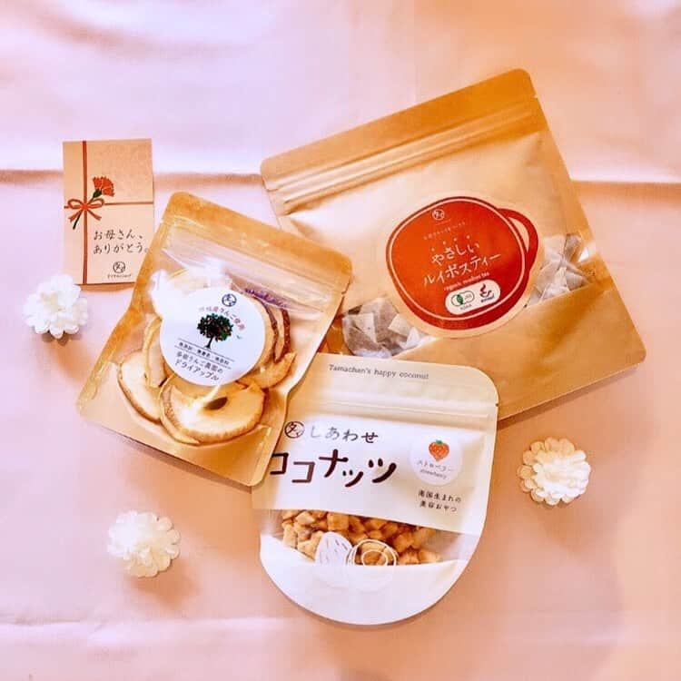 タマチャンショップ都城本店さんのインスタグラム写真 - (タマチャンショップ都城本店Instagram)「. 5月10日は『母の日』 タマ食でお母さんに感謝の気持ちを伝えよう💝✨ . 今年も都城本店では母の日特別ギフトセットをご用意しています💁‍♀️🎁 現在も外出自粛が続く中、お電話でのお問い合わせが増えております。ご希望に応じて精一杯対応させていただきますので、お気軽にお問い合わせくださいね😄 . 本日は一番人気のセットをご紹介いたします🌷 . 「ほっと一息リラックスセット🍎☕️」 (ルイボスティー、ドライアップル、ココナツ) 1000円(税込、ラッピング代込み) . ノンカフェインで体に優しいお茶ルイボスティーに都城産無添加ドライアップルを浮かべて、簡単アップルティーのできあがり！☕️ ココナツをつまみながら、ほっと一息ついていただきたいと思い組み合わせました😊🎀 . 他にも多数セットをご用意しています♪ . またご自分で選ばれた商品でギフト包装も可能です。5月10日まで母の日ラッピングも無料にて承っておりますので、お気軽にご相談くださいね📞 . . コロナウイルスへの感染防止への当店の取り組み情報 (詳細の取り組みについてhttps://www.instagram.com/p/B-dn3TwAV-U/?igshid=63wvk0grvc2h) . . お問い合わせはこちらから👇 タマチャンショップ都城本店 宮崎県都城市平江町47-10 営業時間　10:00〜18:00 TEL  080-9281-6554 . . #タマチャンショップ #タマチャンショップ都城本店 #tamachanshop #たまちゃんショップ #宮崎 #宮崎カフェ#宮崎ランチ #都城 #都城カフェ#都城ランチ #カフェ好きな人と繋がりたい #グルメ好きな人と繋がりたい #テイクアウト #母の日 #母の日ギフト #プレゼント」5月5日 17時51分 - tamachan_honten