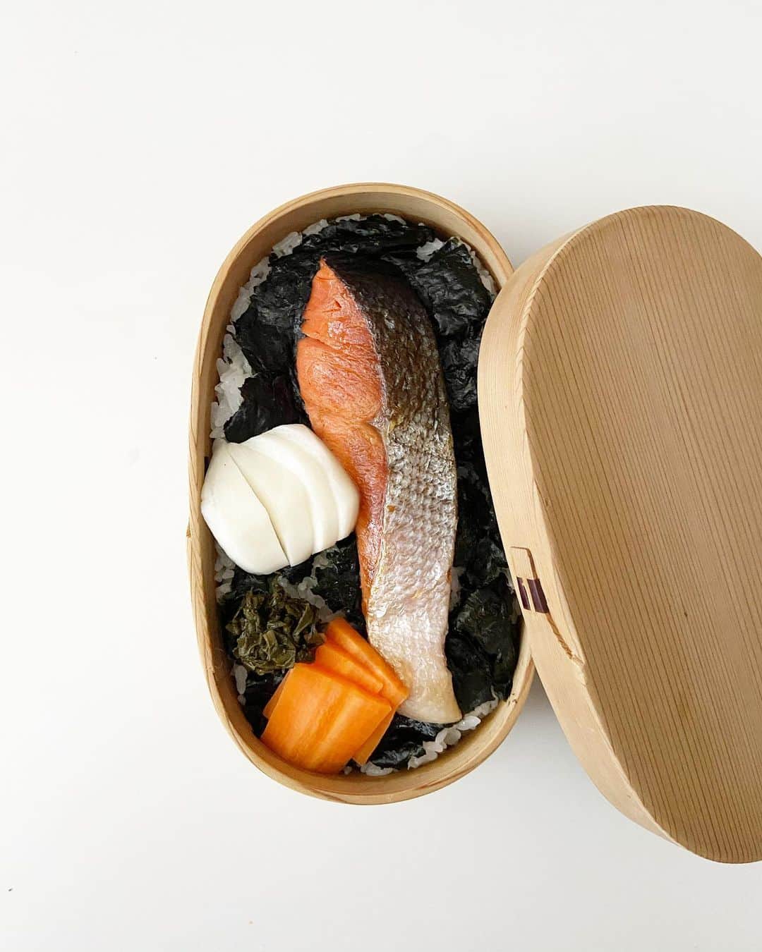 渡辺有子のインスタグラム：「手抜きがすぎる😆今日のお弁当。 こんな日もあるさ。 ぬか漬けが抜群においしいのが救い。」