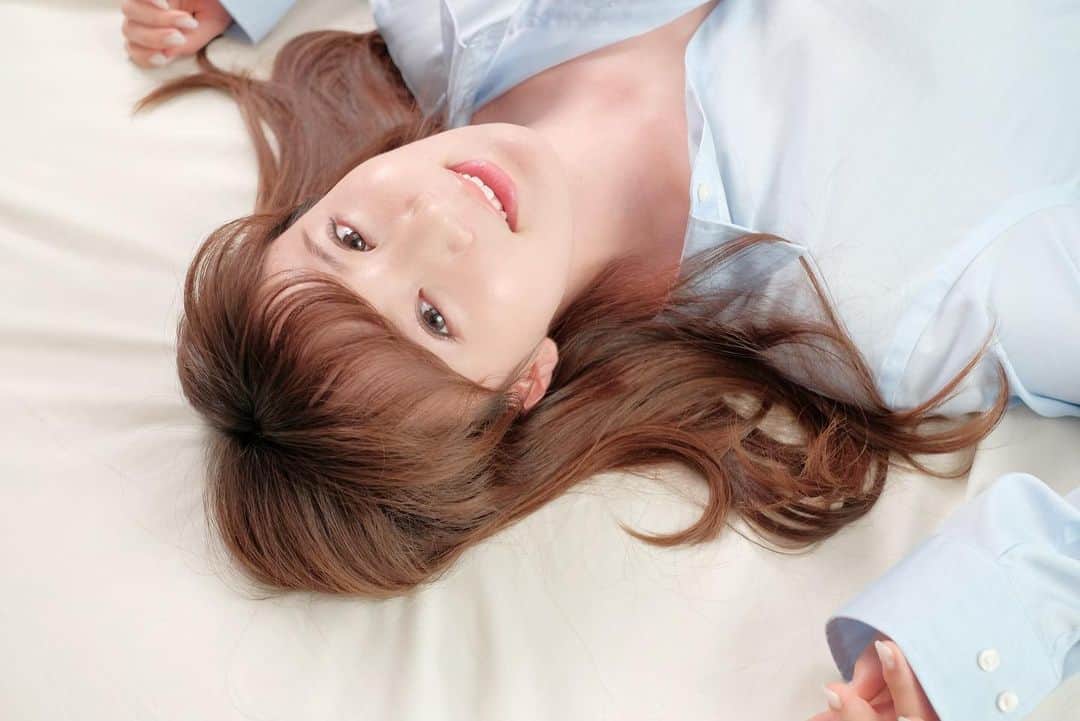 那津あやこのインスタグラム：「Stay home🏠❤️﻿ ﻿ ﻿ 今年のGWは、お家過ごそう☺️✨﻿ ﻿ ﻿ ミクチャの配信イベントも激熱な予感…🔥🔥🔥﻿ 毎日配信中‼️✨﻿ ﻿ ﻿ ぜひ遊びに来てね💁‍♀️﻿ ⬇︎⬇︎﻿ ﻿ http://mixch.tv/u/14350837 ﻿ ﻿ ﻿ #那津あやこ #あやや #rq #racequeen #model #talent #actor #モデル #タレント #レースクイーン #撮影 #shirt #photography #shooting #instagram #photo #japanese #beauty #japan #stayhome #instagood #sexy #girl #wear #bed #stayhome #japanesegirl #followｍe」