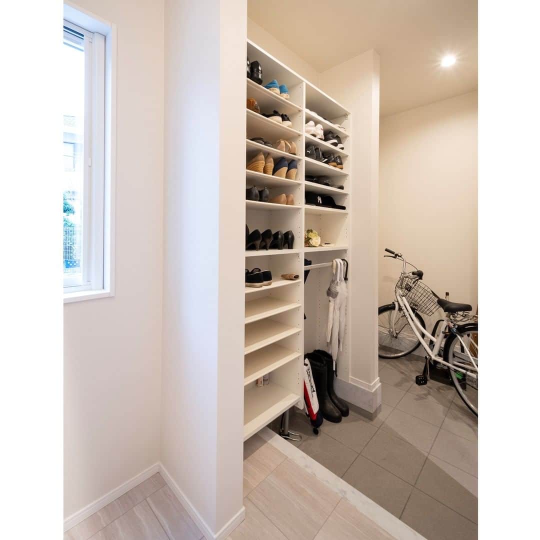 タマホーム株式会社さんのインスタグラム写真 - (タマホーム株式会社Instagram)「~お客様のおうち~ 容量たっぷりの収納を備える玄関。 たくさんの靴はもちろん、雨具や自転車も入る収納力と使い勝手の良さが魅力のシューズクローク。タイル張りの壁がアクセントとなって空間を引き締めます。 - - - - #玄関 #玄関収納 #玄関インテリア #玄関ドア #造作家具 #施工事例 #タマホーム #interiordesign #housedesign #マイホーム計画 #新築戸建て #タイル張り #シューズクローク #おしゃれな家 #住まい #収納#tamahome98」5月5日 18時00分 - tamahome_official