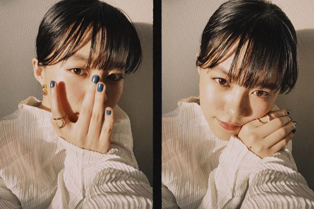 志田彩良のインスタグラム：「・ おうち時間は毎日ノーメイクなので 気分転換に今日は久しぶりのメイクをしました！ いつもは下げ気味に引くのが好きなアイラインも 今日は上げ気味で、アイシャドウは購入してから 一度も使えずにいたオレンジ🍊を初めて使って 普段はブラウンマスカラが好きだけど 今日はブラックマスカラで いつもよりちょっぴり濃い目メイク🙈 楽しい〜〜！ ギターでネイルが欠けているのは 見逃してください、、、。笑」