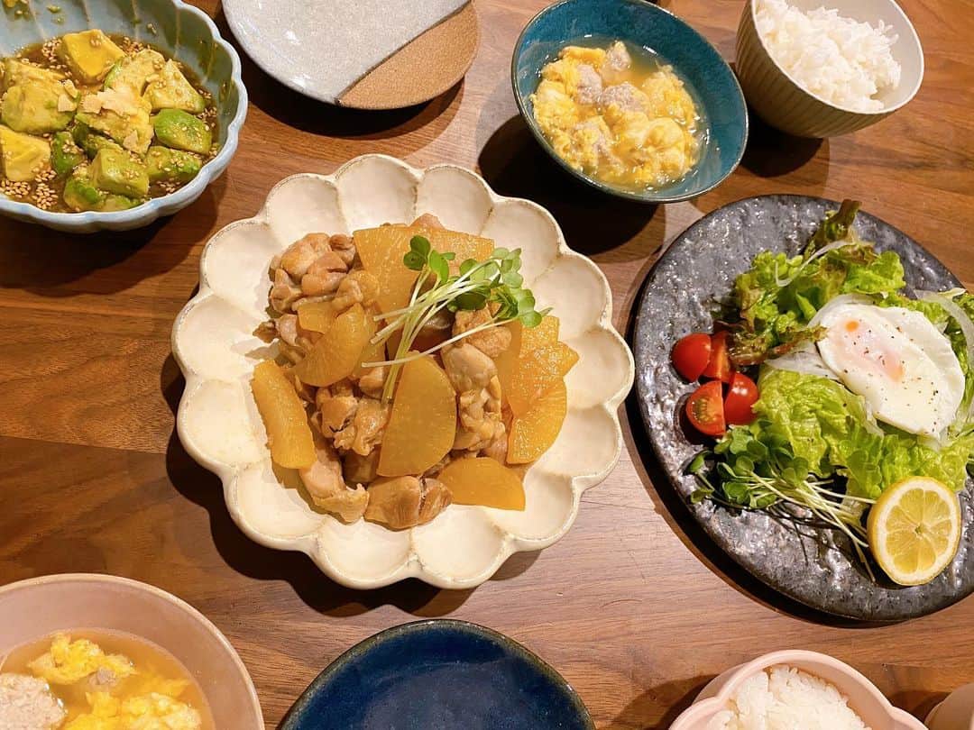 近藤千尋のインスタグラム：「和食だった今日🍽💖 子供の日なので長女の好きな鶏肉メニュー🤣 もう冷蔵庫がすっからかんなので スーパー頼まないと😣🍴 今日は今からお天気が荒れるみたいなので 皆様お気をつけ下さい😭‼️ #配膳がおかしいのでごめんなさい　🙇‍♀️」