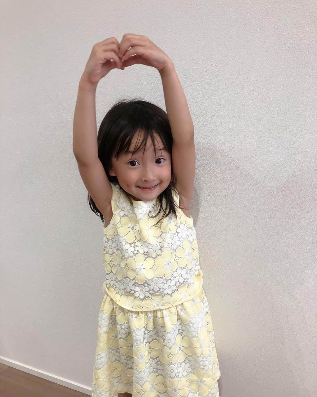 宇佐美蘭のインスタグラム：「お出かけできないけど…娘たちの着る服を一緒に選ぶのが毎朝の母の楽しみの1つ🥳﻿ 今日は私のオススメを着てくれた💕﻿ 最近髪は結ばせてくれない☹️﻿ .﻿ #長女#4歳﻿」