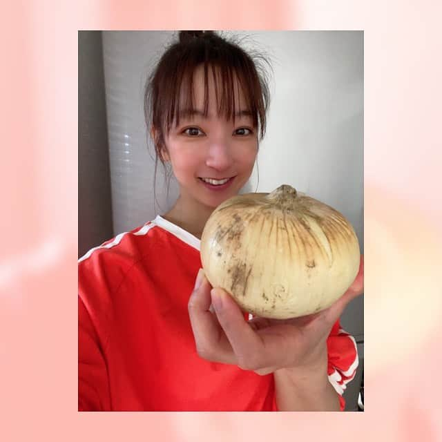 谷口あかりさんのインスタグラム写真 - (谷口あかりInstagram)「﻿ ﻿ ﻿ 新玉ねぎが﻿ うんんんまいっ❤︎❤︎﻿ ﻿ ﻿ 今日のビールは﻿ これかなぁ❤︎﻿ ﻿ ﻿ 明日も﻿ オンラインレッスン﻿ やるよん♪﻿ 運動不足な人﻿ ただ汗をかきたい人﻿ 体鍛えたい人﻿ 一人じゃ頑張れないってひと﻿ 楽しく汗かきましょ❤︎﻿ ﻿ ﻿ ﻿ #新玉ねぎ﻿ #野菜好き﻿ #マリネ﻿ #ビール﻿ #クラフトビール﻿ #PUNKIPA﻿ #IPA﻿ #ビール好き﻿ #Beer﻿ #筋トレ女子﻿ #ヨガ女子﻿ #代謝アップ﻿ #目覚め﻿ #筋肉﻿ #ストレッチ﻿ #筋トレ﻿ #体幹﻿ #いい汗﻿ #運動﻿ #運動不足﻿ #オンライン﻿ #Zoom﻿ #ワンコイン﻿ ﻿」5月5日 18時27分 - akari.taniguchi