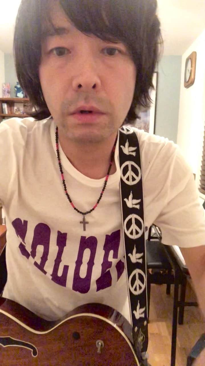 のインスタグラム：「リフの嵐、第3弾、本日は酒気帯びでお送りいたします。自分のリフでまだやってないやつはもう少ししかないんじゃないかと思いきや何のその！まだまだあったぞ✌️さすがトライセラトップス、リフの宝庫！👍というわけで、お楽しみ下さい😄♪ #stayhomeのお供に #トライセラトップス #和田唱 #triceratops #showada #ギターリフ #guitarriff #gretschtennessean #dearmondpickups」