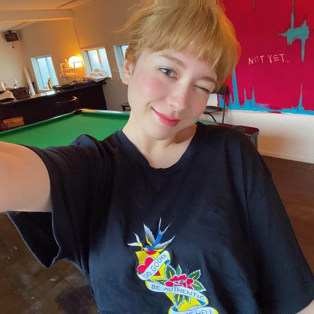 のインスタグラム：「今日はカラーメイクをしました🌱💓 私のメイク道具はほぼ100均なのです💄🧡 こちらはダイソーシリーズ💁‍♀️ @daiso_official  薄い色の眉マスカラ✔️カラフルのアイシャドー✔️(ゴールドのキラキラを目頭上下に、緑を中央から目尻に、オレンジを目の下に)リップでチーク併用✔️ ベースは日焼け止めのみ✔️アイラインは無し✔️ 明るい気分になりたい時はメイクをカラフルにするのオススメです💜💛❤️🧡 #プチプラコスメ #プチプラ #メイク　#make 　#外国人風ヘアー #外国人風カラー #サロモ　#小顔効果 #美容  #スキンケア  #美容好き #美容女子  #美活 #美容好きな人と繋がりたい #美容大好き #肌質改善 　#pr #金髪　#外国人モデル #サロンモデル #撮影依頼募集中 #春メイク #髪色 #髪型 #髪 #ヘアカラー #ヘアスタイル  #カラーマスカラ #カラフルコーデ #可愛いは作れる」